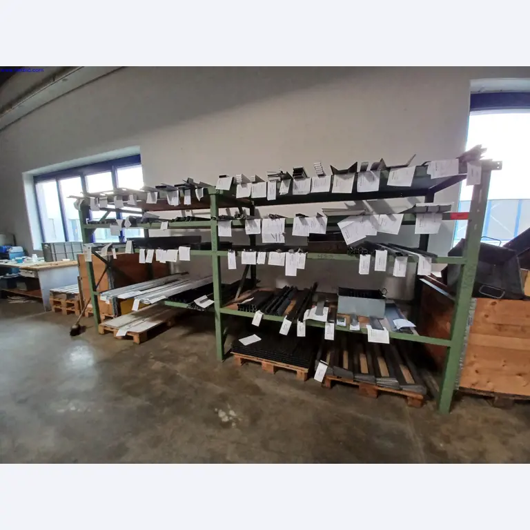 Máquinas de un fabricante de iluminación, incluso para la metalurgia con accesorios, sistema de pintura continua, estanterías altas, carretillas industriales, vehículos, equipos informáticos y de oficina.-1