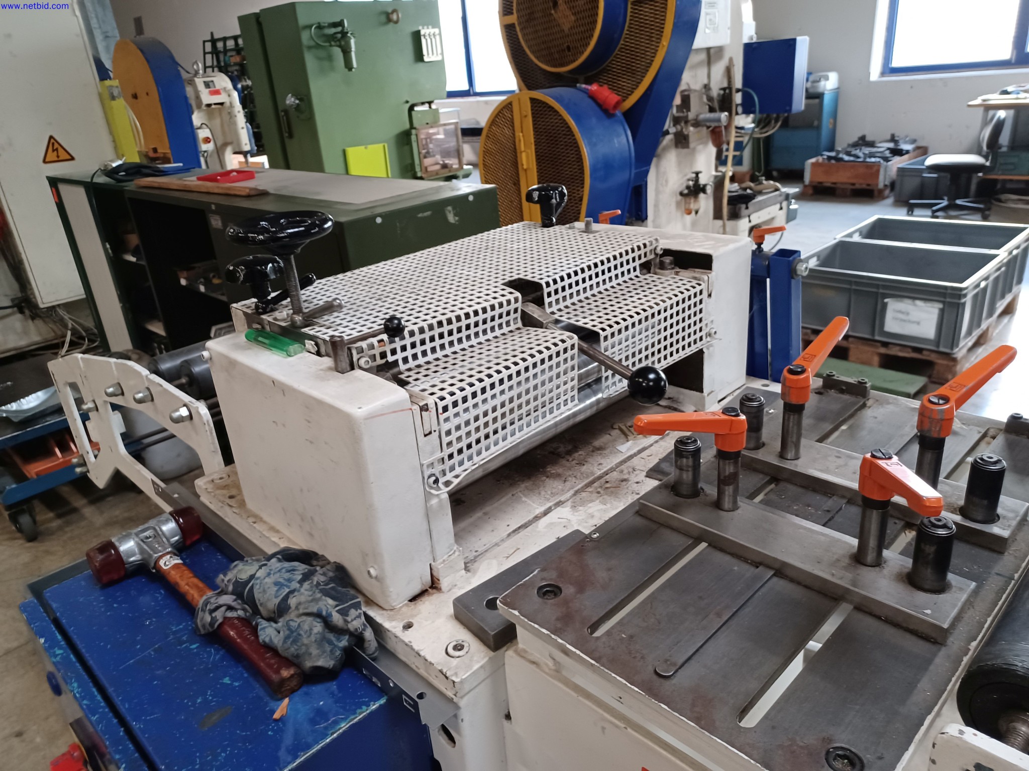 Machines of a lighting manufacturer for metalworking with accessories, continuous painting system, high-bay racking, industrial trucks, vehicles, IT and office equipment-5