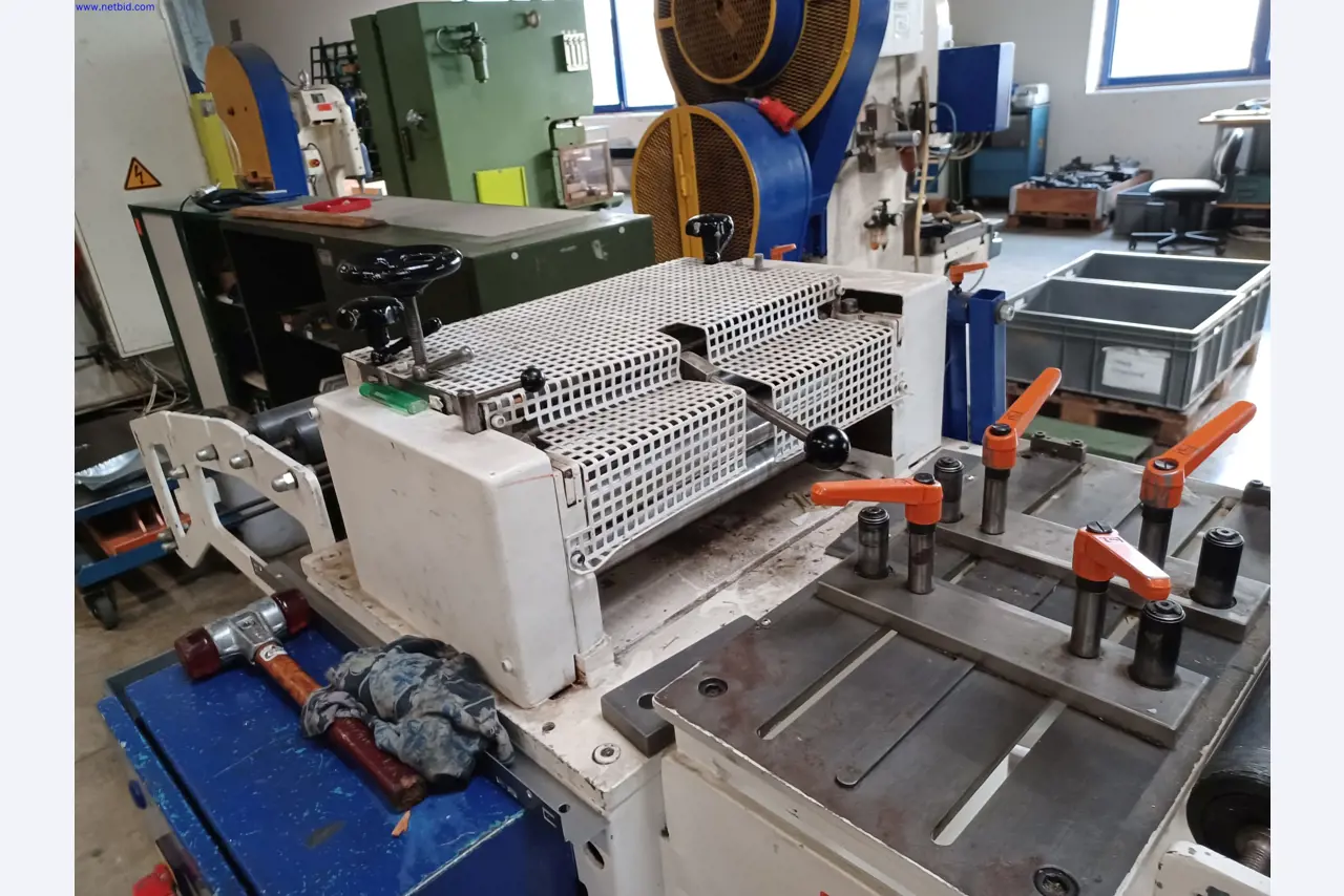 Machines of a lighting manufacturer for metalworking with accessories, continuous painting system, high-bay racking, industrial trucks, vehicles, IT and office equipment-5