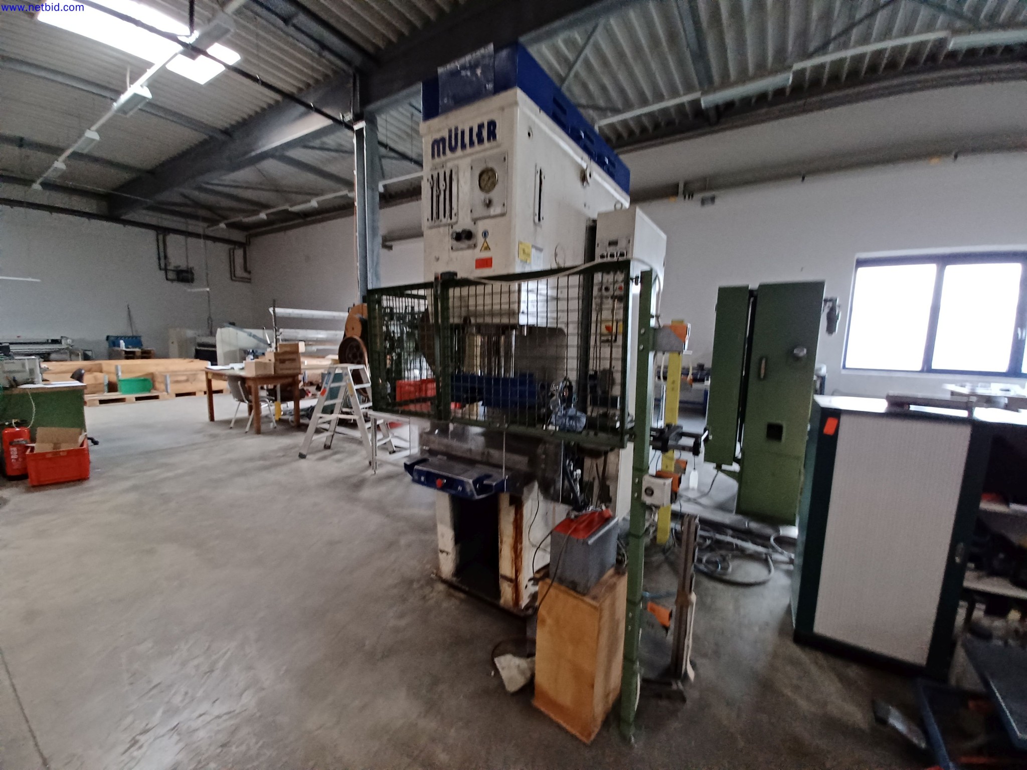 Machines of a lighting manufacturer for metalworking with accessories, continuous painting system, high-bay racking, industrial trucks, vehicles, IT and office equipment-7