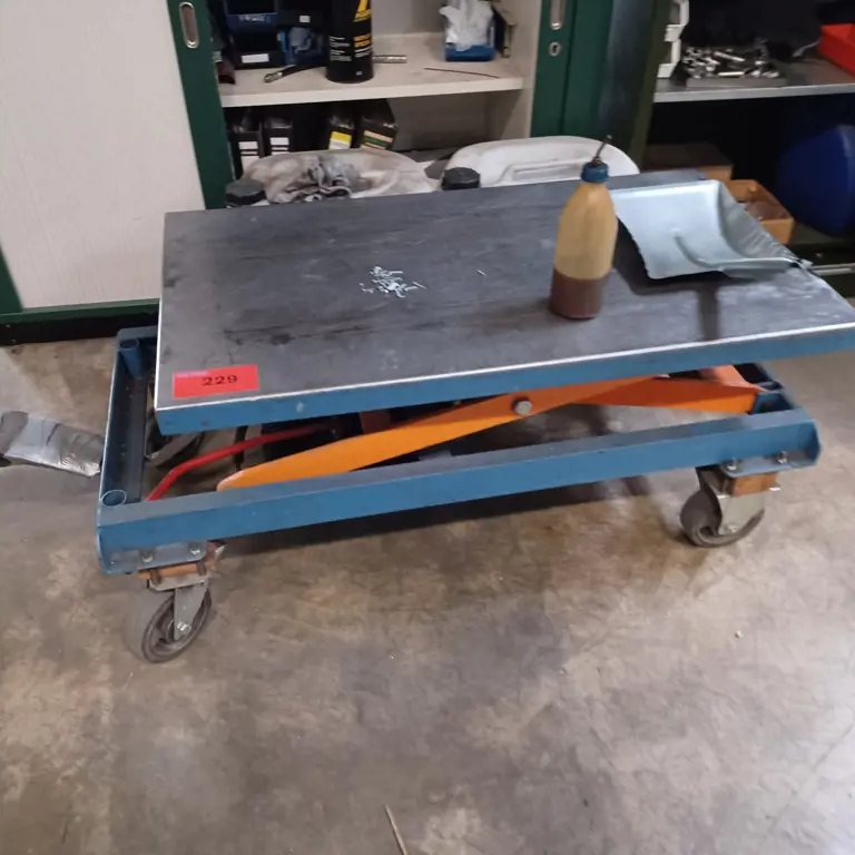 Mobile scissor lift table