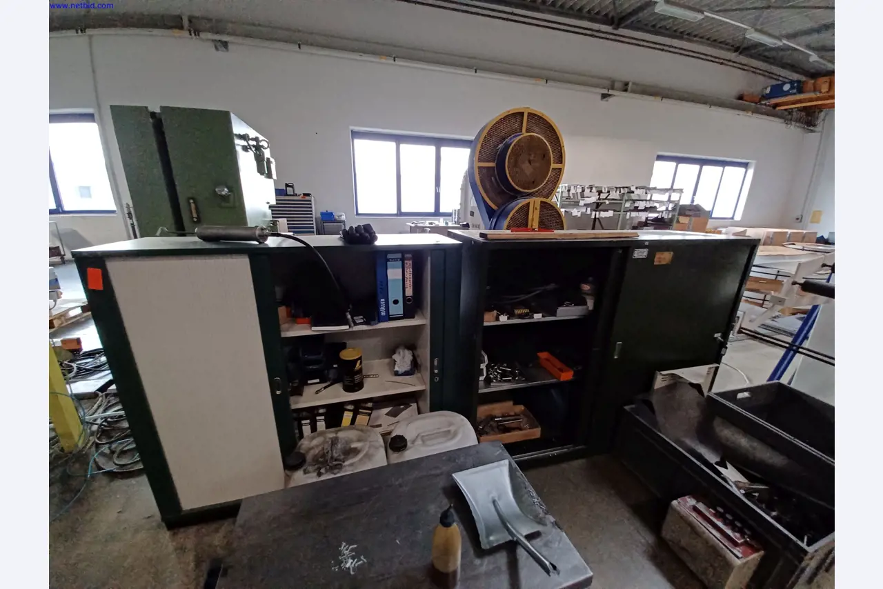 Maschinen eines Leuchtenherstellers u.a. zur Metallbearbeitung mit Zubehör, Durchlauflackier-anlage, Hochregal, Flurförderfahrzeuge, Fahrzeuge, IT- und Büroeinrichtung-1