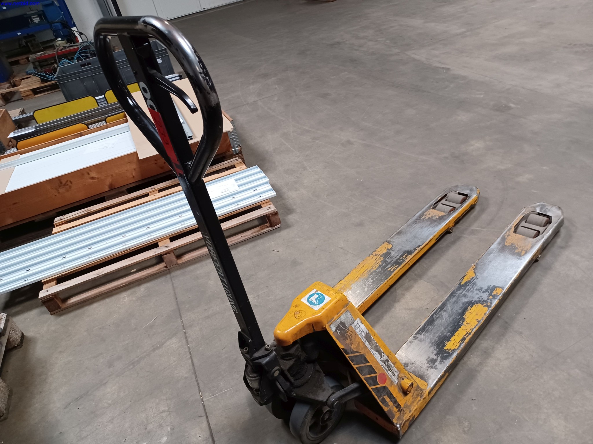 Machines of a lighting manufacturer for metalworking with accessories, continuous painting system, high-bay racking, industrial trucks, vehicles, IT and office equipment-1