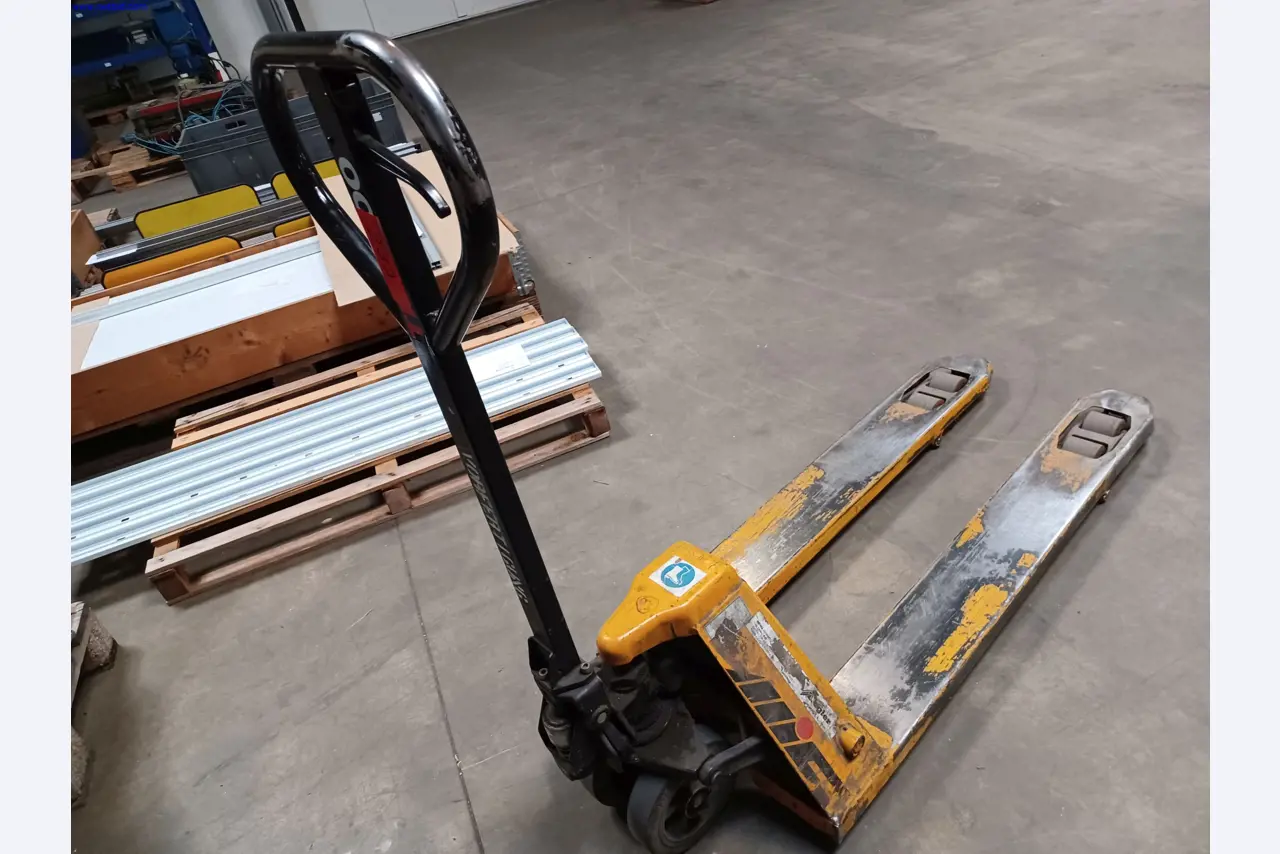 Machines of a lighting manufacturer for metalworking with accessories, continuous painting system, high-bay racking, industrial trucks, vehicles, IT and office equipment-1