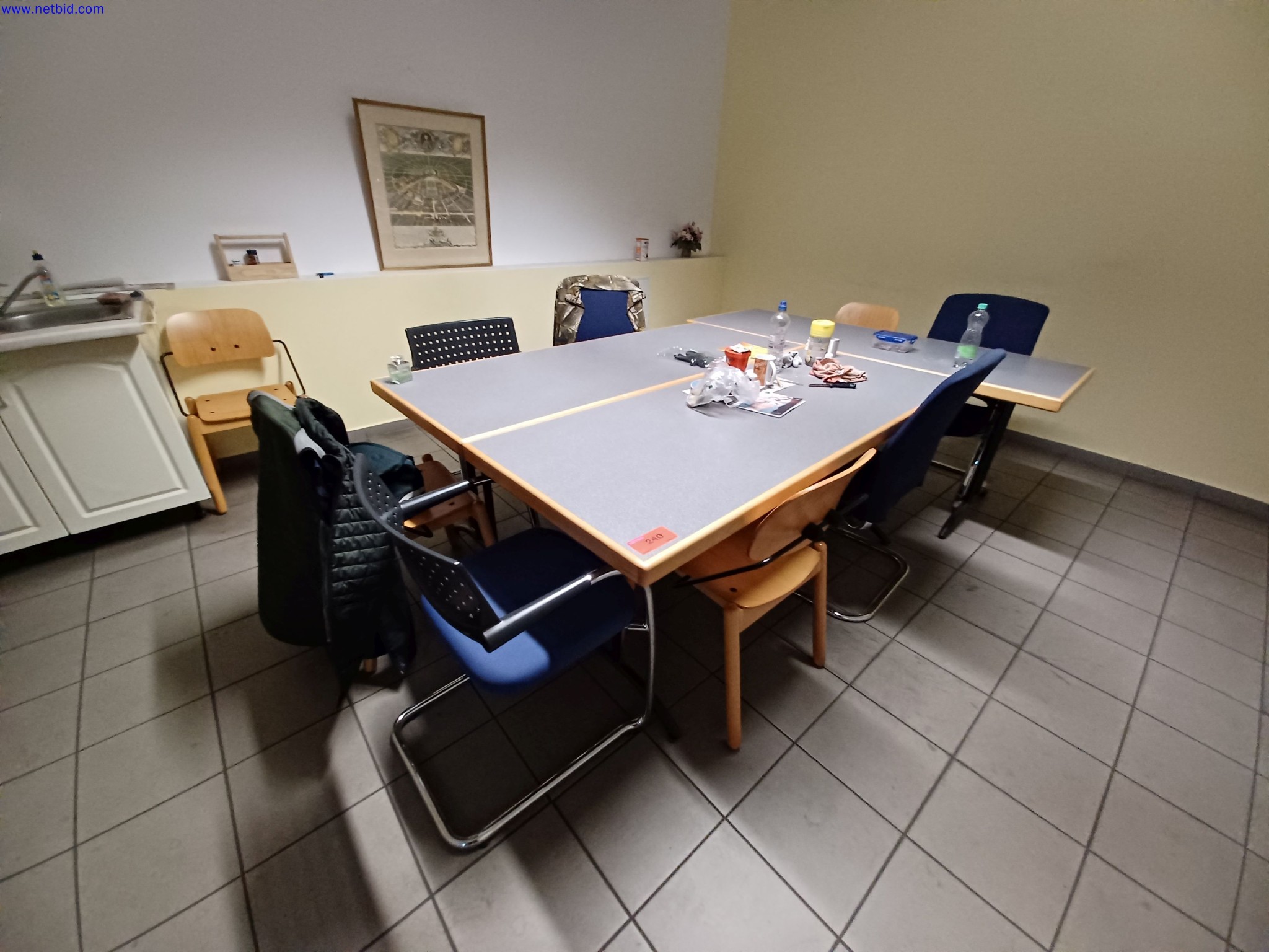 Máquinas de um fabricante de iluminação, incluindo para metalurgia com acessórios, sistema de pintura contínua, estantes de prateleiras altas, camiões industriais, veículos, equipamento informático e de escritório-1