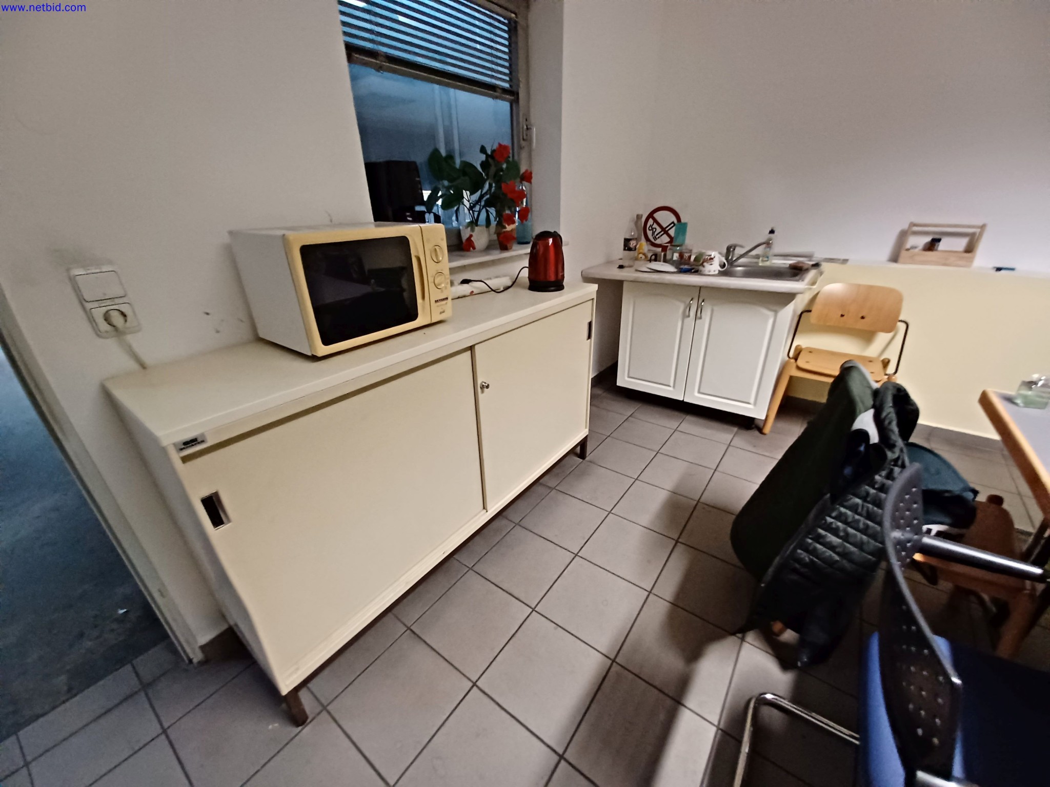 Máquinas de um fabricante de iluminação, incluindo para metalurgia com acessórios, sistema de pintura contínua, estantes de prateleiras altas, camiões industriais, veículos, equipamento informático e de escritório-2