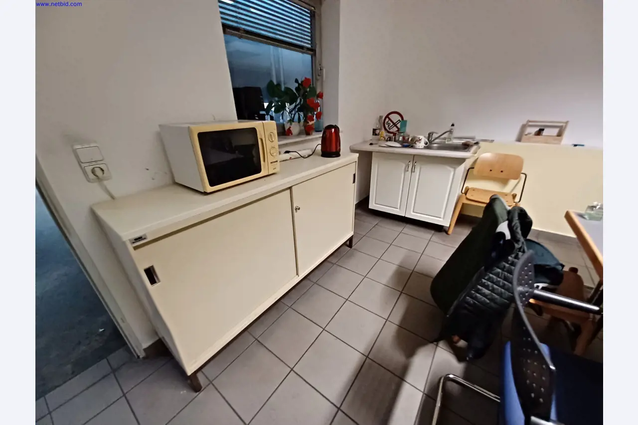 Maszyny producenta oświetlenia, w tym do obróbki metalu z akcesoriami, system ciągłego malowania, regały wysokiego składowania, wózki przemysłowe, pojazdy, sprzęt IT i biurowy-2