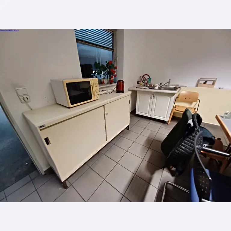 Maszyny producenta oświetlenia, w tym do obróbki metalu z akcesoriami, system ciągłego malowania, regały wysokiego składowania, wózki przemysłowe, pojazdy, sprzęt IT i biurowy-2