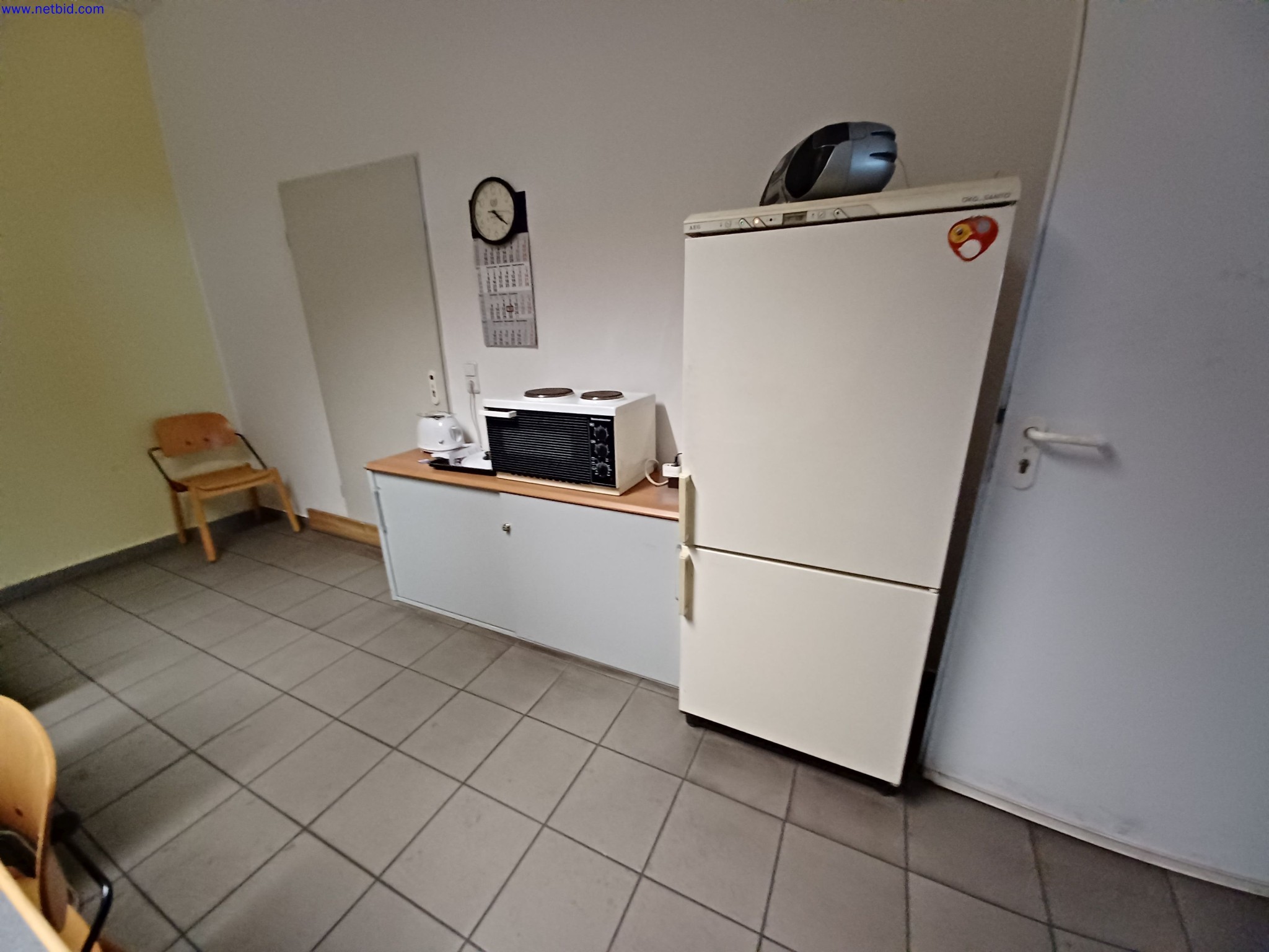 Máquinas de um fabricante de iluminação, incluindo para metalurgia com acessórios, sistema de pintura contínua, estantes de prateleiras altas, camiões industriais, veículos, equipamento informático e de escritório-3