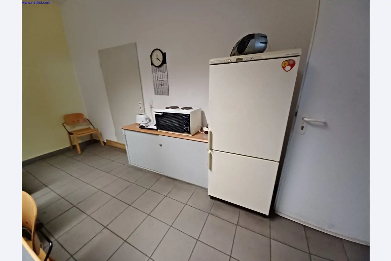 Maszyny producenta oświetlenia, w tym do obróbki metalu z akcesoriami, system ciągłego malowania, regały wysokiego składowania, wózki przemysłowe, pojazdy, sprzęt IT i biurowy-3