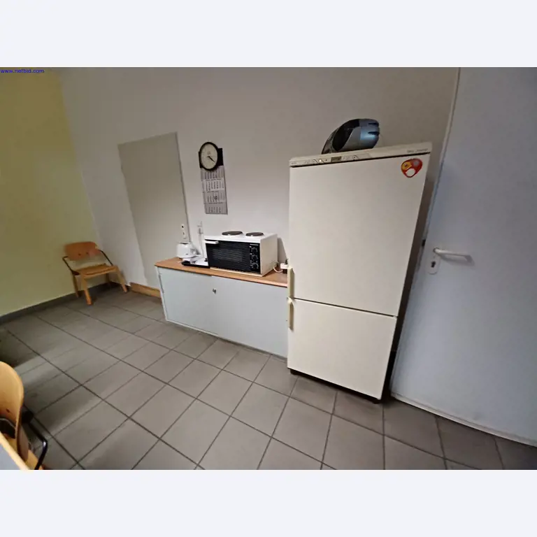 Maszyny producenta oświetlenia, w tym do obróbki metalu z akcesoriami, system ciągłego malowania, regały wysokiego składowania, wózki przemysłowe, pojazdy, sprzęt IT i biurowy-3