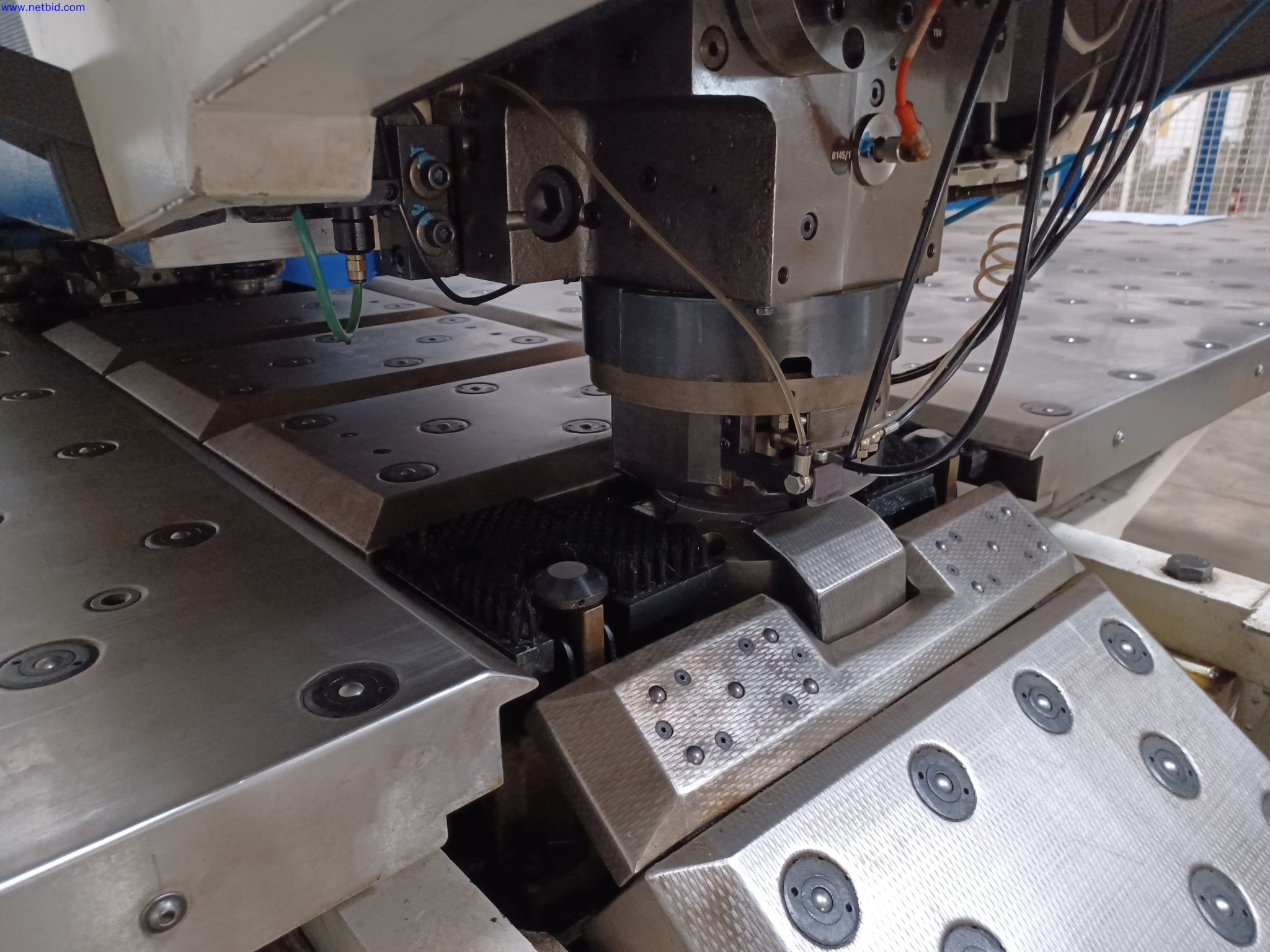 Machines of a lighting manufacturer for metalworking with accessories, continuous painting system, high-bay racking, industrial trucks, vehicles, IT and office equipment-2