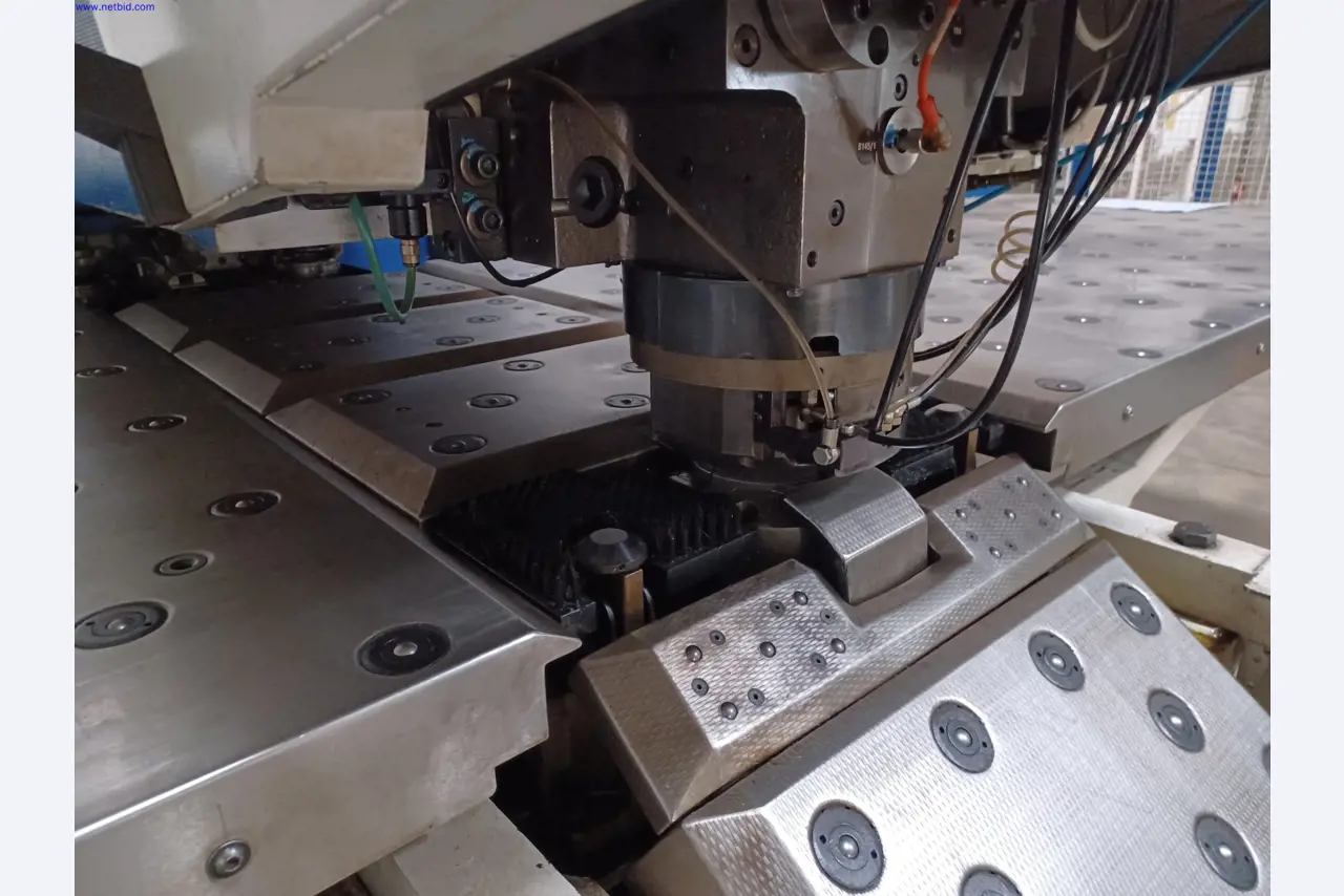 Machines of a lighting manufacturer for metalworking with accessories, continuous painting system, high-bay racking, industrial trucks, vehicles, IT and office equipment-2