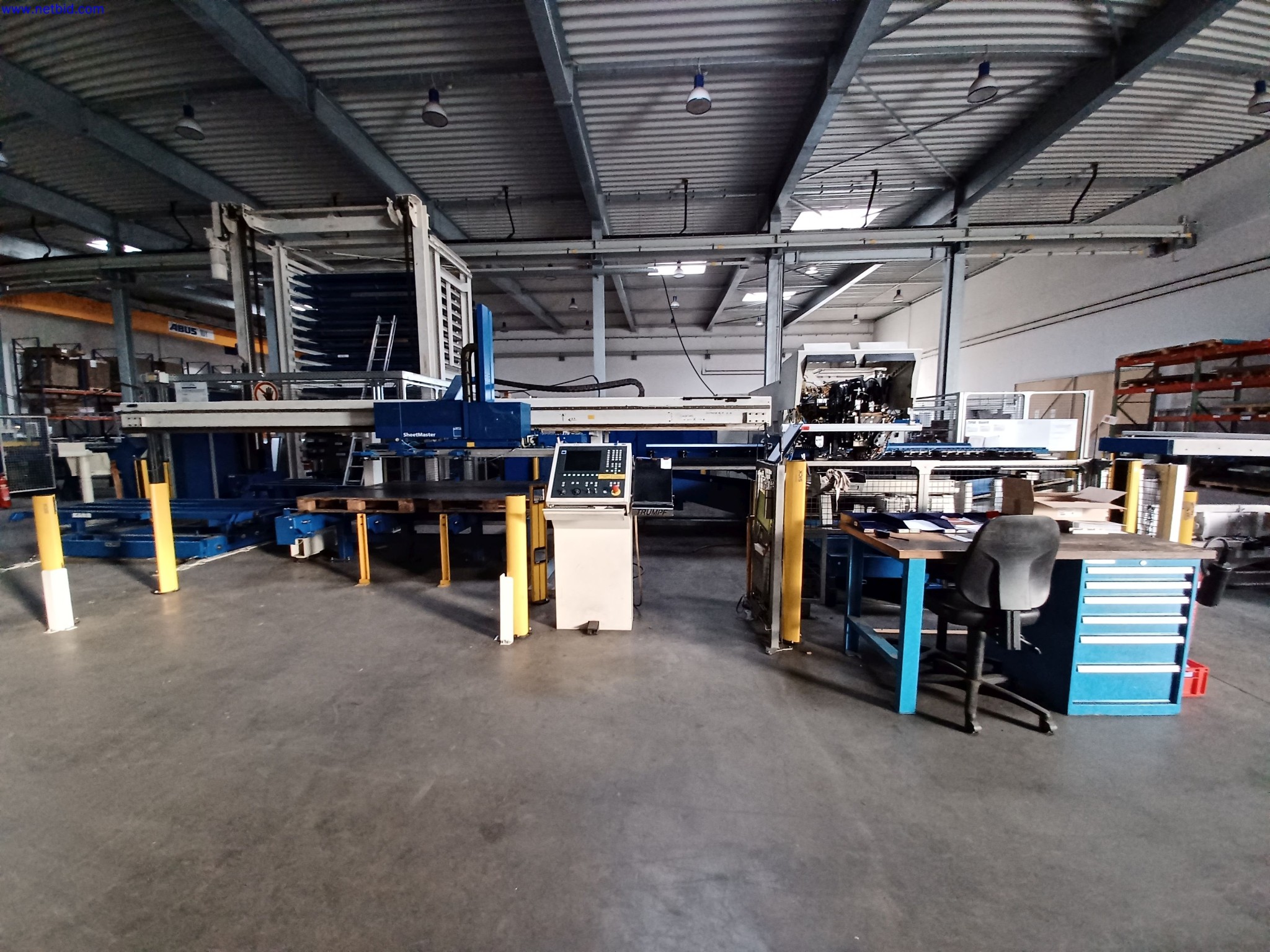 Machines d'un fabricant de luminaires, entre autres pour le travail du métal avec accessoires, installation de peinture en continu, rayonnage en hauteur, véhicules de manutention, véhicules, équipement informatique et de bureau-1