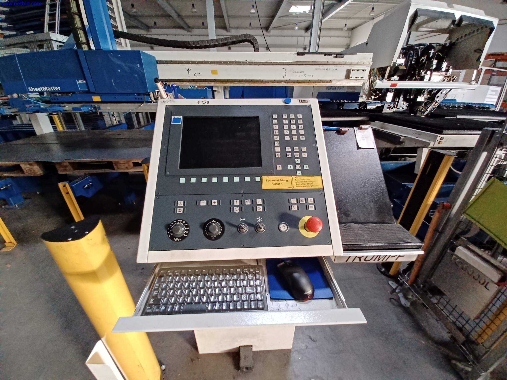 Machines d'un fabricant de luminaires, entre autres pour le travail du métal avec accessoires, installation de peinture en continu, rayonnage en hauteur, véhicules de manutention, véhicules, équipement informatique et de bureau-2