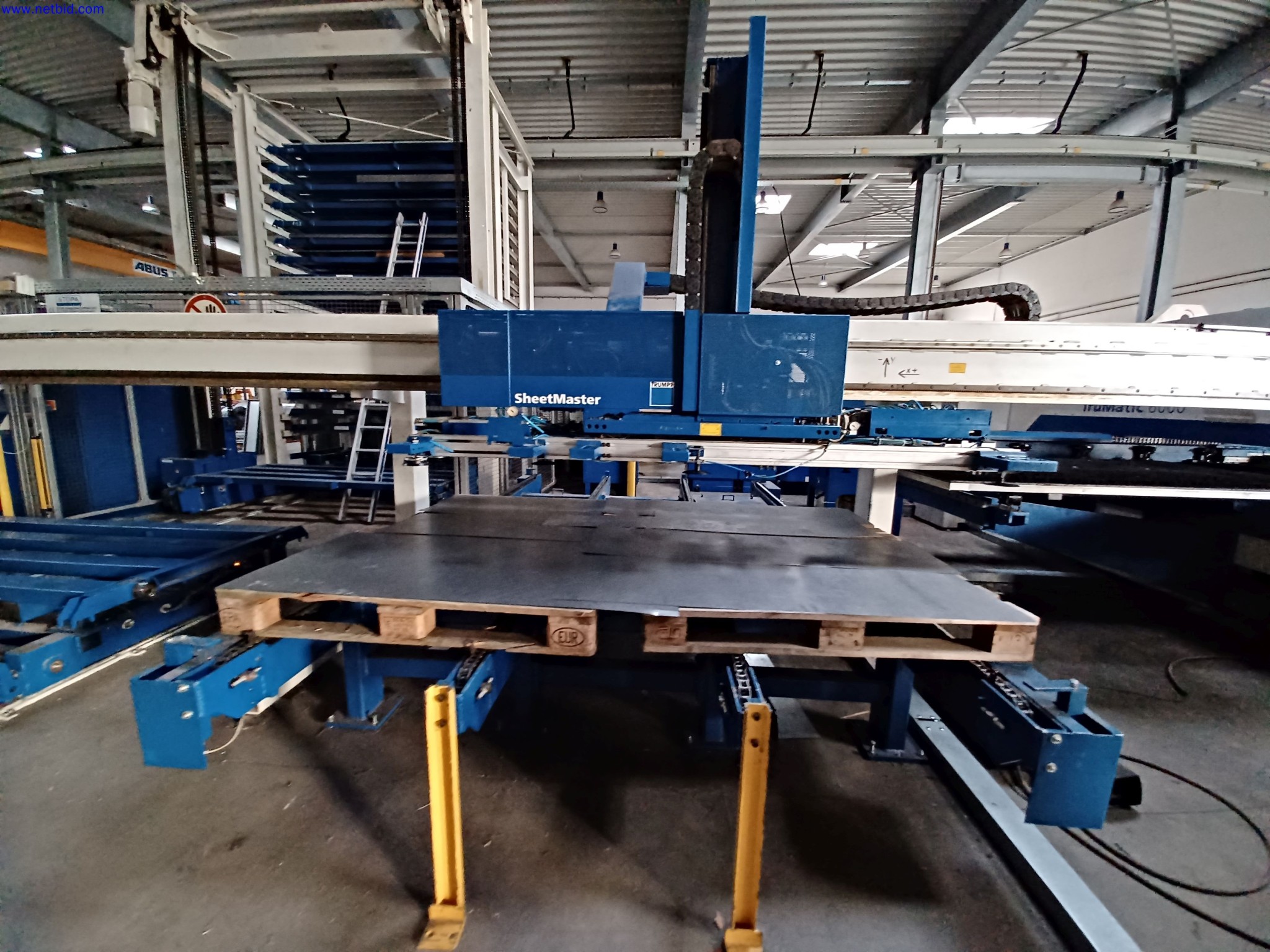 Machines d'un fabricant de luminaires, entre autres pour le travail du métal avec accessoires, installation de peinture en continu, rayonnage en hauteur, véhicules de manutention, véhicules, équipement informatique et de bureau-3