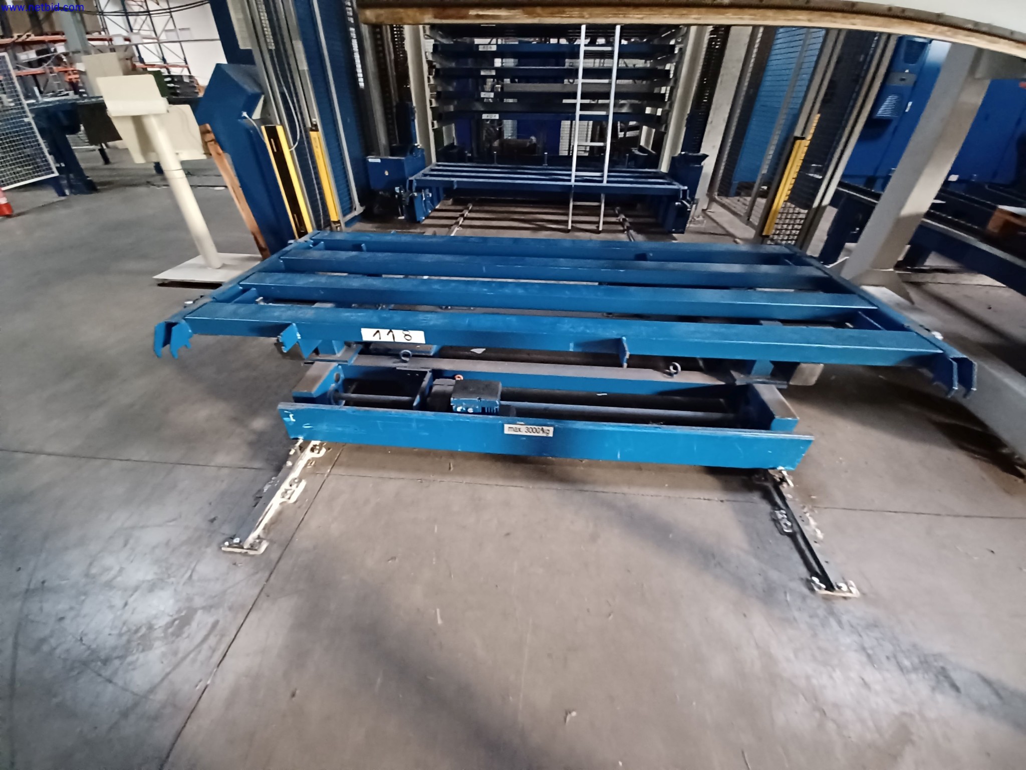 Machines d'un fabricant de luminaires, entre autres pour le travail du métal avec accessoires, installation de peinture en continu, rayonnage en hauteur, véhicules de manutention, véhicules, équipement informatique et de bureau-4