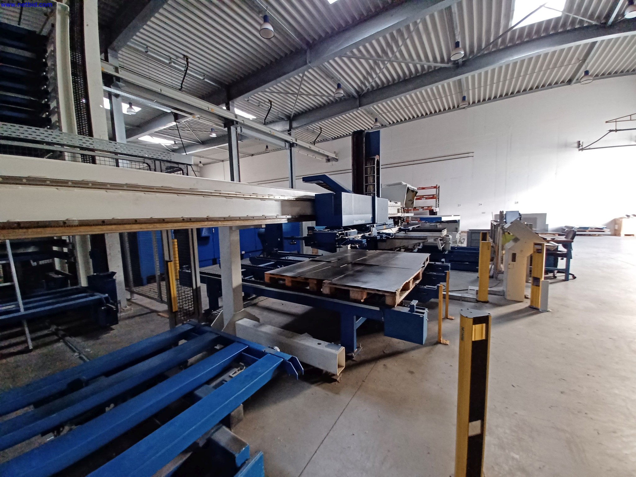 Machines d'un fabricant de luminaires, entre autres pour le travail du métal avec accessoires, installation de peinture en continu, rayonnage en hauteur, véhicules de manutention, véhicules, équipement informatique et de bureau-5