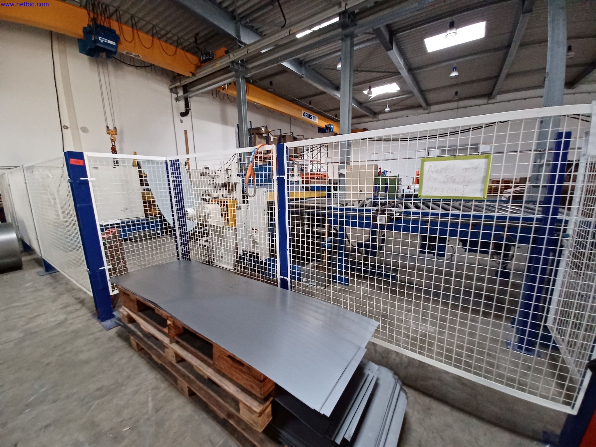 Machines d'un fabricant de luminaires, entre autres pour le travail du métal avec accessoires, installation de peinture en continu, rayonnage en hauteur, véhicules de manutention, véhicules, équipement informatique et de bureau-1