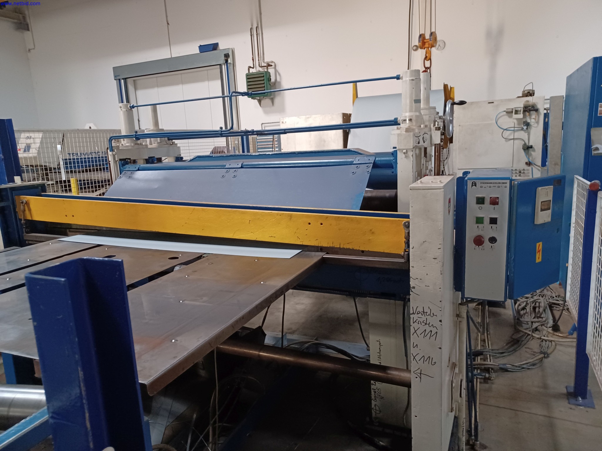 Machines d'un fabricant de luminaires, entre autres pour le travail du métal avec accessoires, installation de peinture en continu, rayonnage en hauteur, véhicules de manutention, véhicules, équipement informatique et de bureau-3