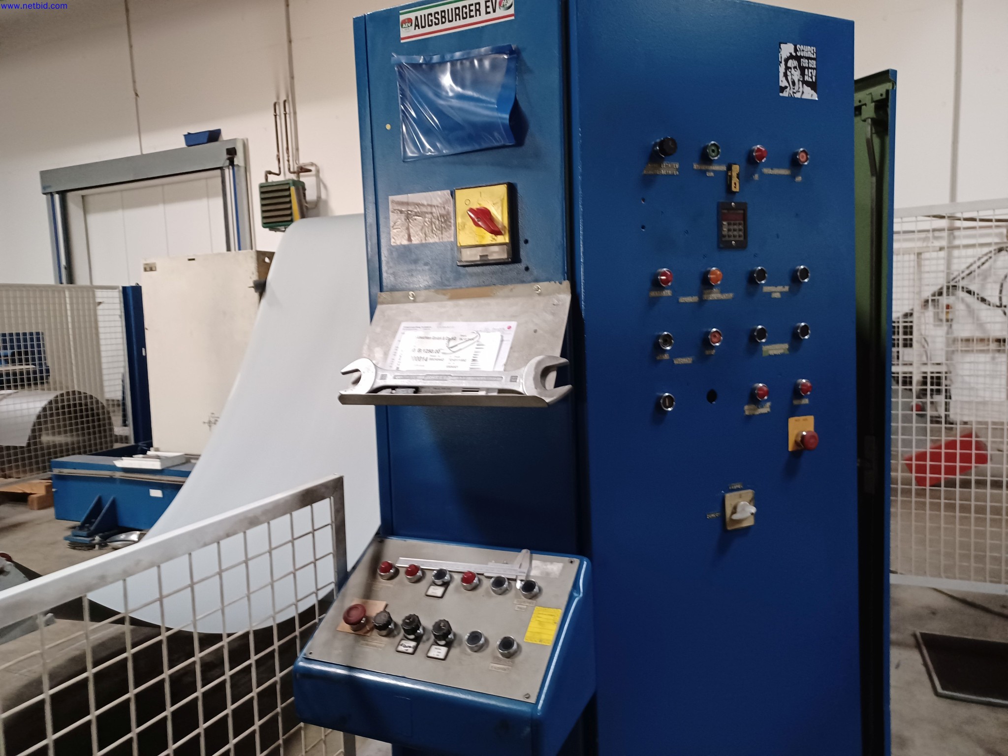 Machines d'un fabricant de luminaires, entre autres pour le travail du métal avec accessoires, installation de peinture en continu, rayonnage en hauteur, véhicules de manutention, véhicules, équipement informatique et de bureau-4