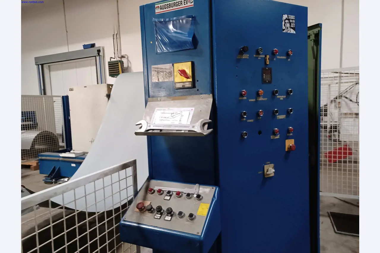 Maszyny producenta oświetlenia, w tym do obróbki metalu z akcesoriami, system ciągłego malowania, regały wysokiego składowania, wózki przemysłowe, pojazdy, sprzęt IT i biurowy-4