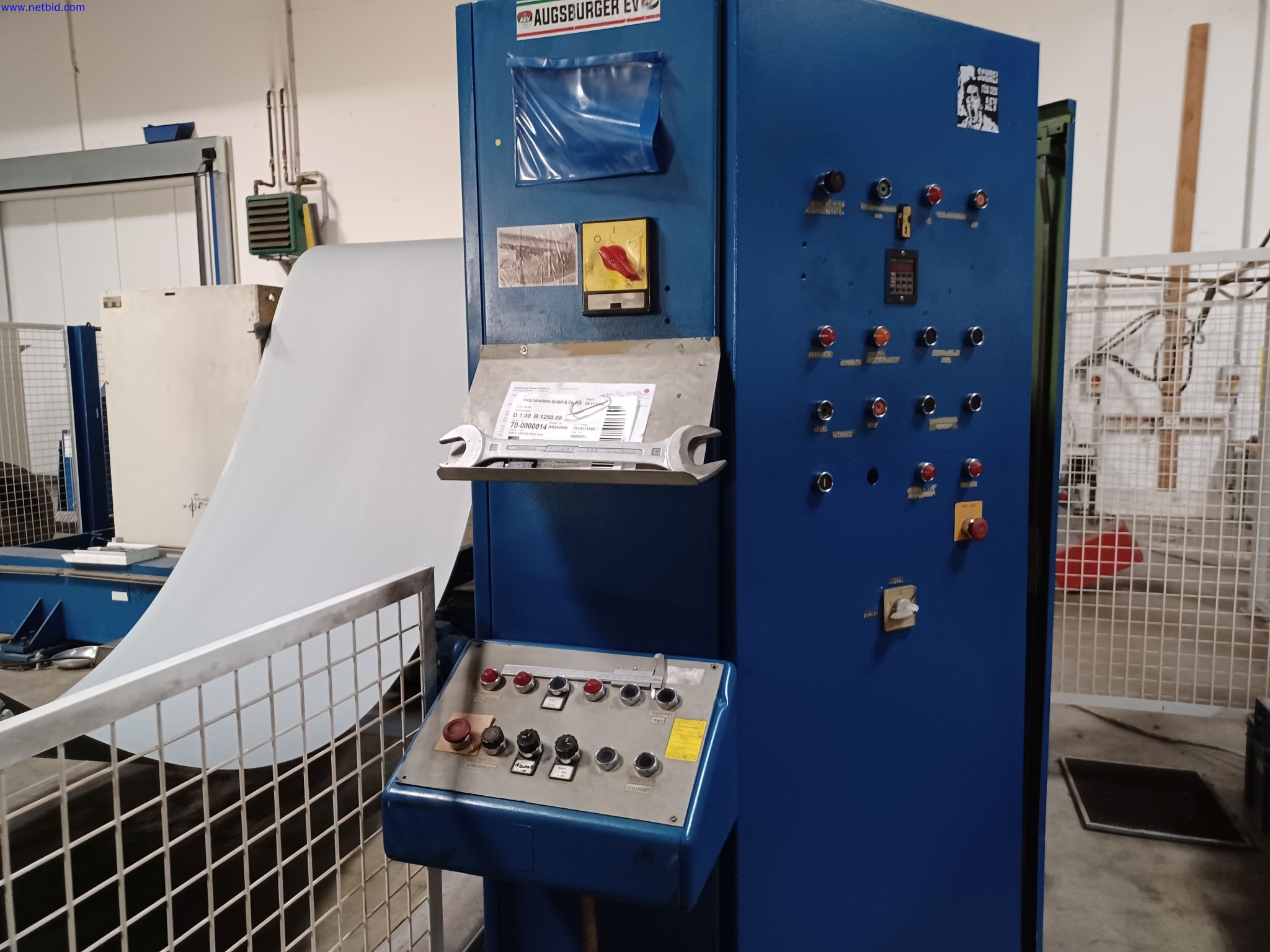 Machines d'un fabricant de luminaires, entre autres pour le travail du métal avec accessoires, installation de peinture en continu, rayonnage en hauteur, véhicules de manutention, véhicules, équipement informatique et de bureau-5