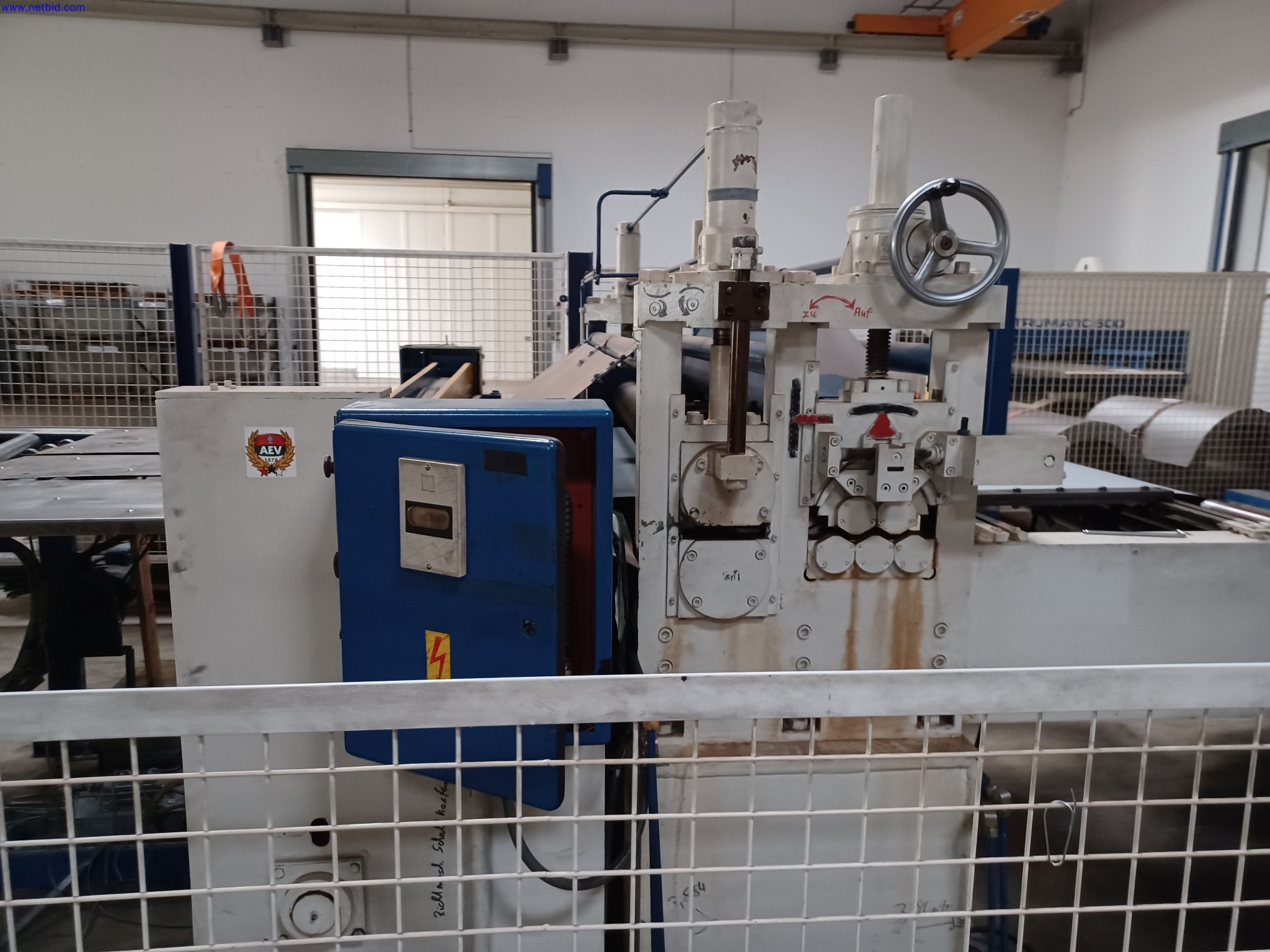 Machines d'un fabricant de luminaires, entre autres pour le travail du métal avec accessoires, installation de peinture en continu, rayonnage en hauteur, véhicules de manutention, véhicules, équipement informatique et de bureau-6