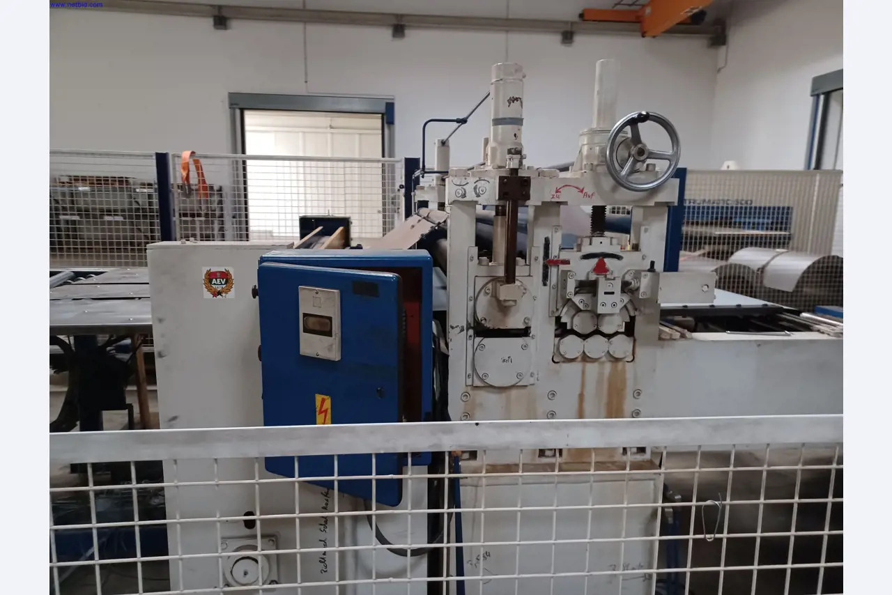 Maszyny producenta oświetlenia, w tym do obróbki metalu z akcesoriami, system ciągłego malowania, regały wysokiego składowania, wózki przemysłowe, pojazdy, sprzęt IT i biurowy-6