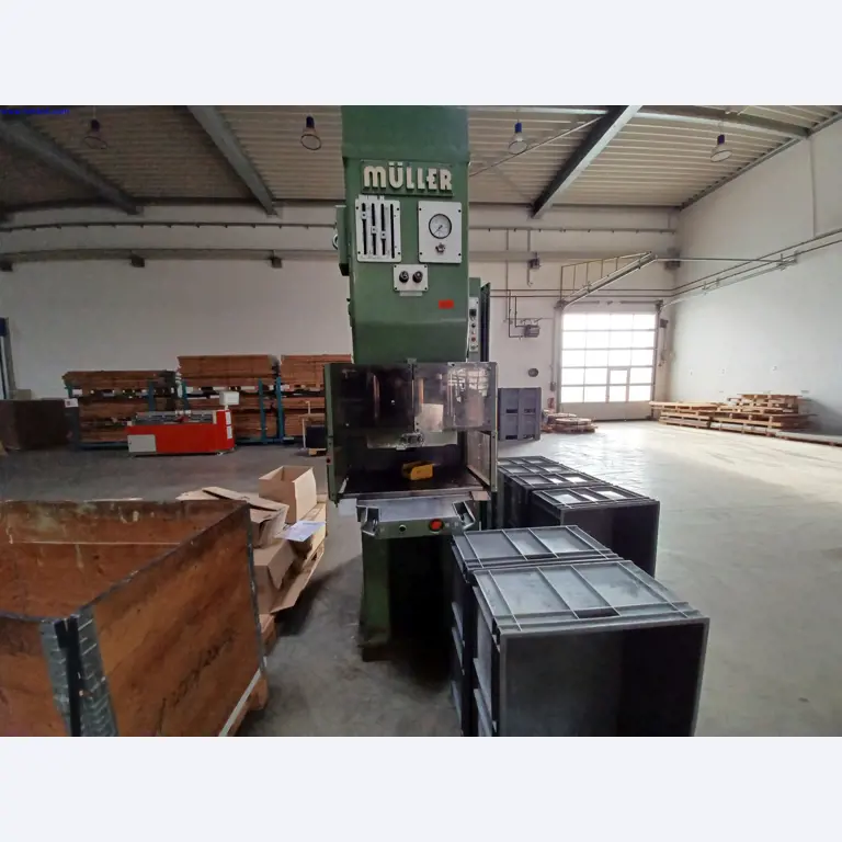 Maszyny producenta oświetlenia, w tym do obróbki metalu z akcesoriami, system ciągłego malowania, regały wysokiego składowania, wózki przemysłowe, pojazdy, sprzęt IT i biurowy-1