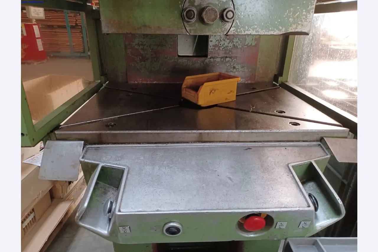 Maszyny producenta oświetlenia, w tym do obróbki metalu z akcesoriami, system ciągłego malowania, regały wysokiego składowania, wózki przemysłowe, pojazdy, sprzęt IT i biurowy-2