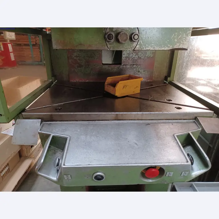 Maszyny producenta oświetlenia, w tym do obróbki metalu z akcesoriami, system ciągłego malowania, regały wysokiego składowania, wózki przemysłowe, pojazdy, sprzęt IT i biurowy-2