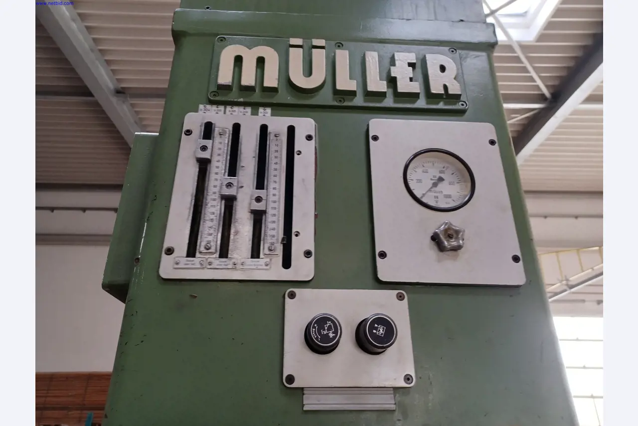 Maszyny producenta oświetlenia, w tym do obróbki metalu z akcesoriami, system ciągłego malowania, regały wysokiego składowania, wózki przemysłowe, pojazdy, sprzęt IT i biurowy-3