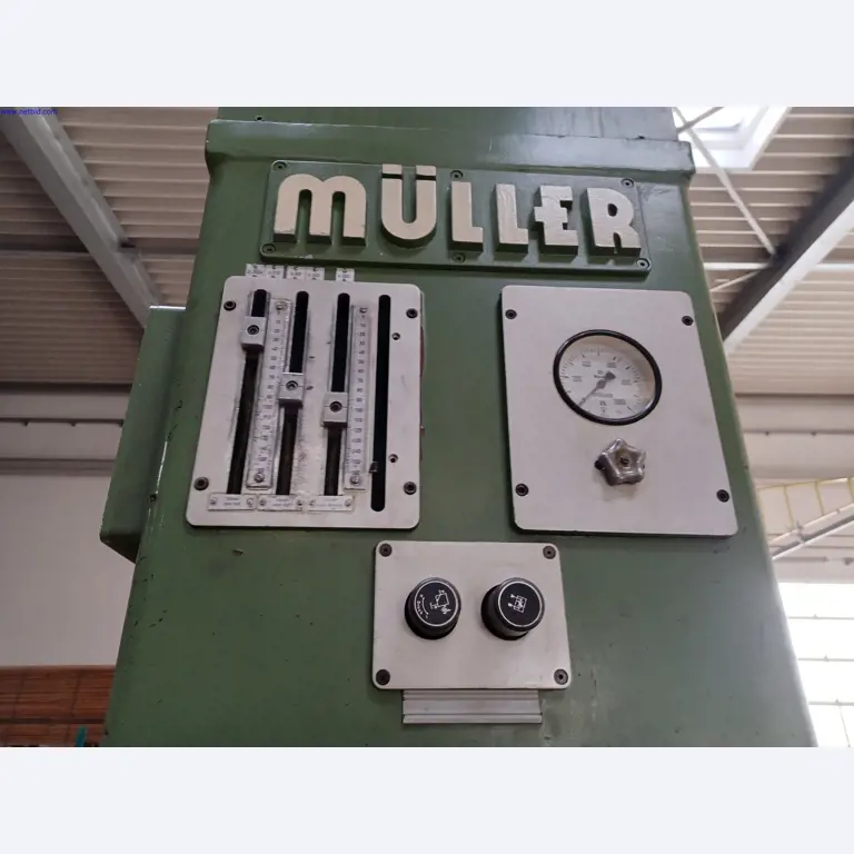 Maszyny producenta oświetlenia, w tym do obróbki metalu z akcesoriami, system ciągłego malowania, regały wysokiego składowania, wózki przemysłowe, pojazdy, sprzęt IT i biurowy-3