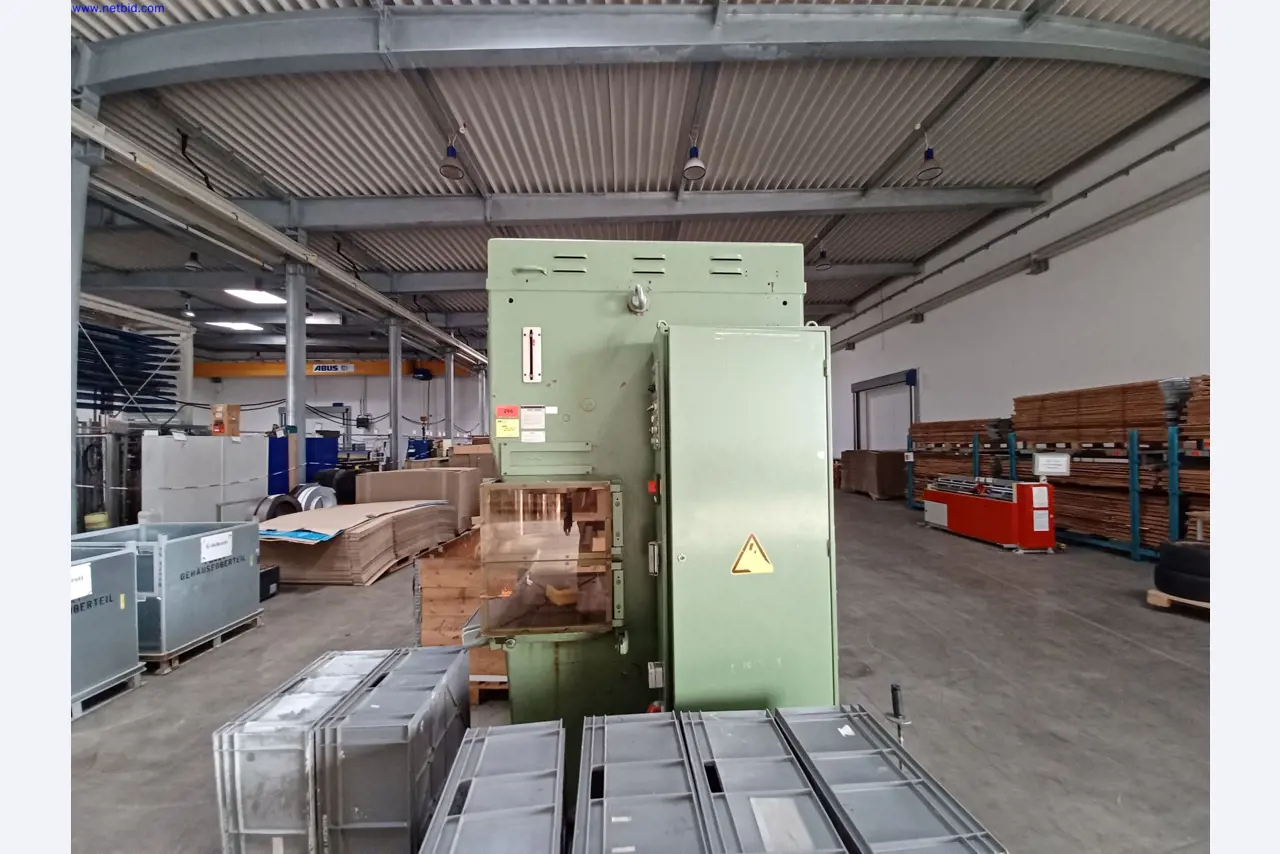 Maszyny producenta oświetlenia, w tym do obróbki metalu z akcesoriami, system ciągłego malowania, regały wysokiego składowania, wózki przemysłowe, pojazdy, sprzęt IT i biurowy-7