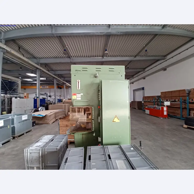 Maszyny producenta oświetlenia, w tym do obróbki metalu z akcesoriami, system ciągłego malowania, regały wysokiego składowania, wózki przemysłowe, pojazdy, sprzęt IT i biurowy-7