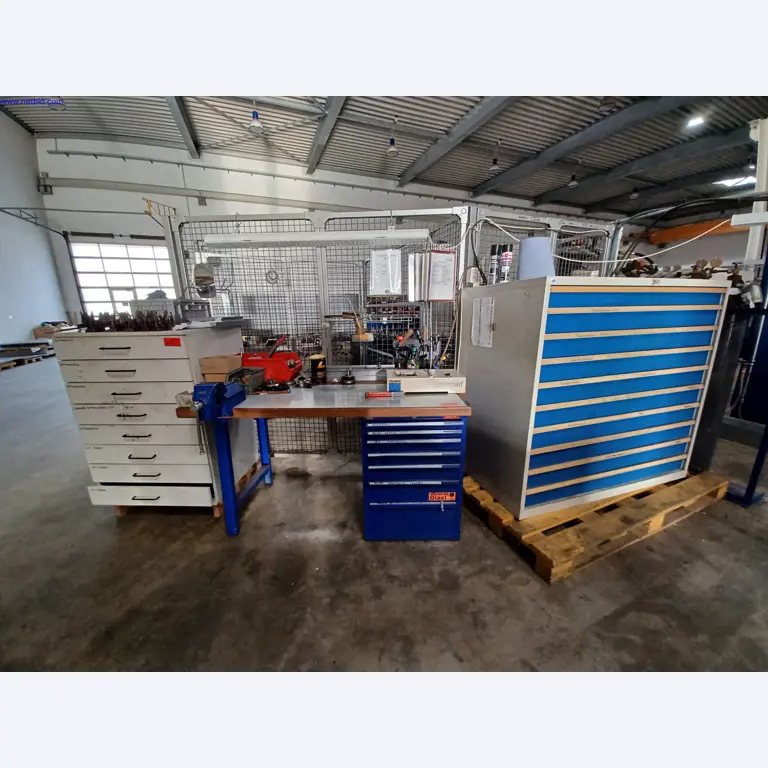 Maszyny producenta oświetlenia, w tym do obróbki metalu z akcesoriami, system ciągłego malowania, regały wysokiego składowania, wózki przemysłowe, pojazdy, sprzęt IT i biurowy-1