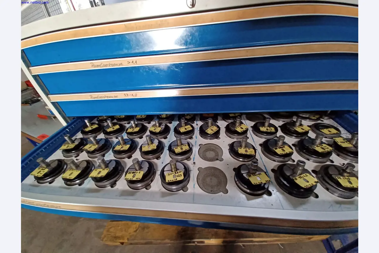 Maszyny producenta oświetlenia, w tym do obróbki metalu z akcesoriami, system ciągłego malowania, regały wysokiego składowania, wózki przemysłowe, pojazdy, sprzęt IT i biurowy-2