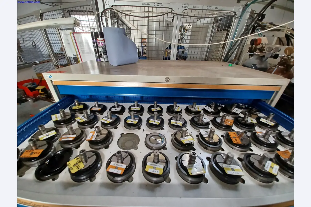 Maszyny producenta oświetlenia, w tym do obróbki metalu z akcesoriami, system ciągłego malowania, regały wysokiego składowania, wózki przemysłowe, pojazdy, sprzęt IT i biurowy-3