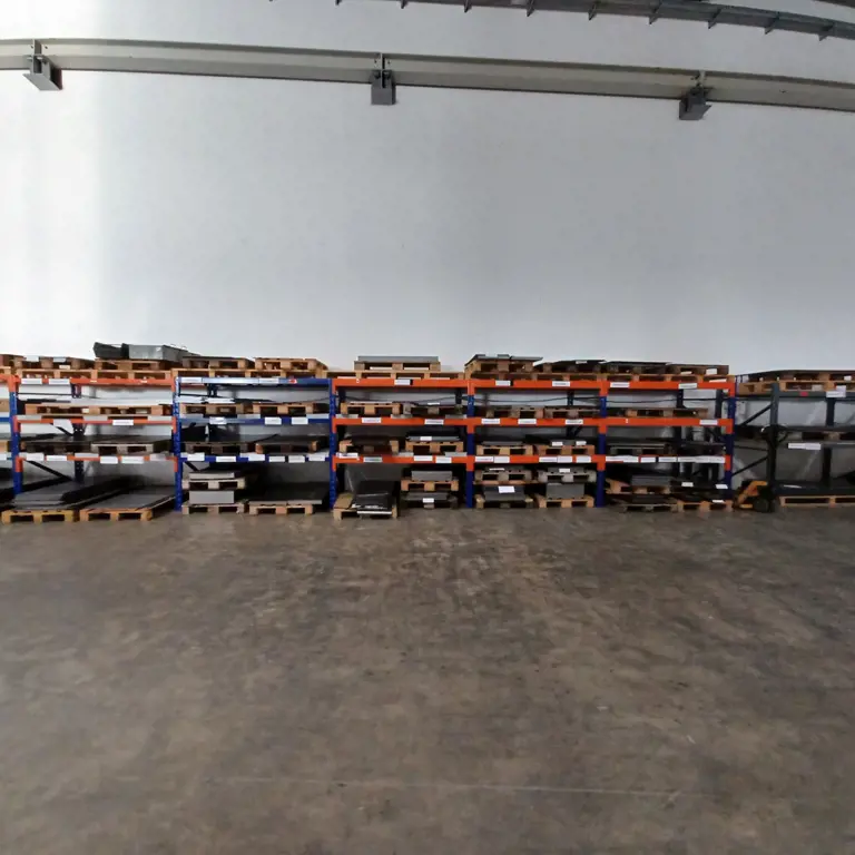 14 lfm. Storage rack