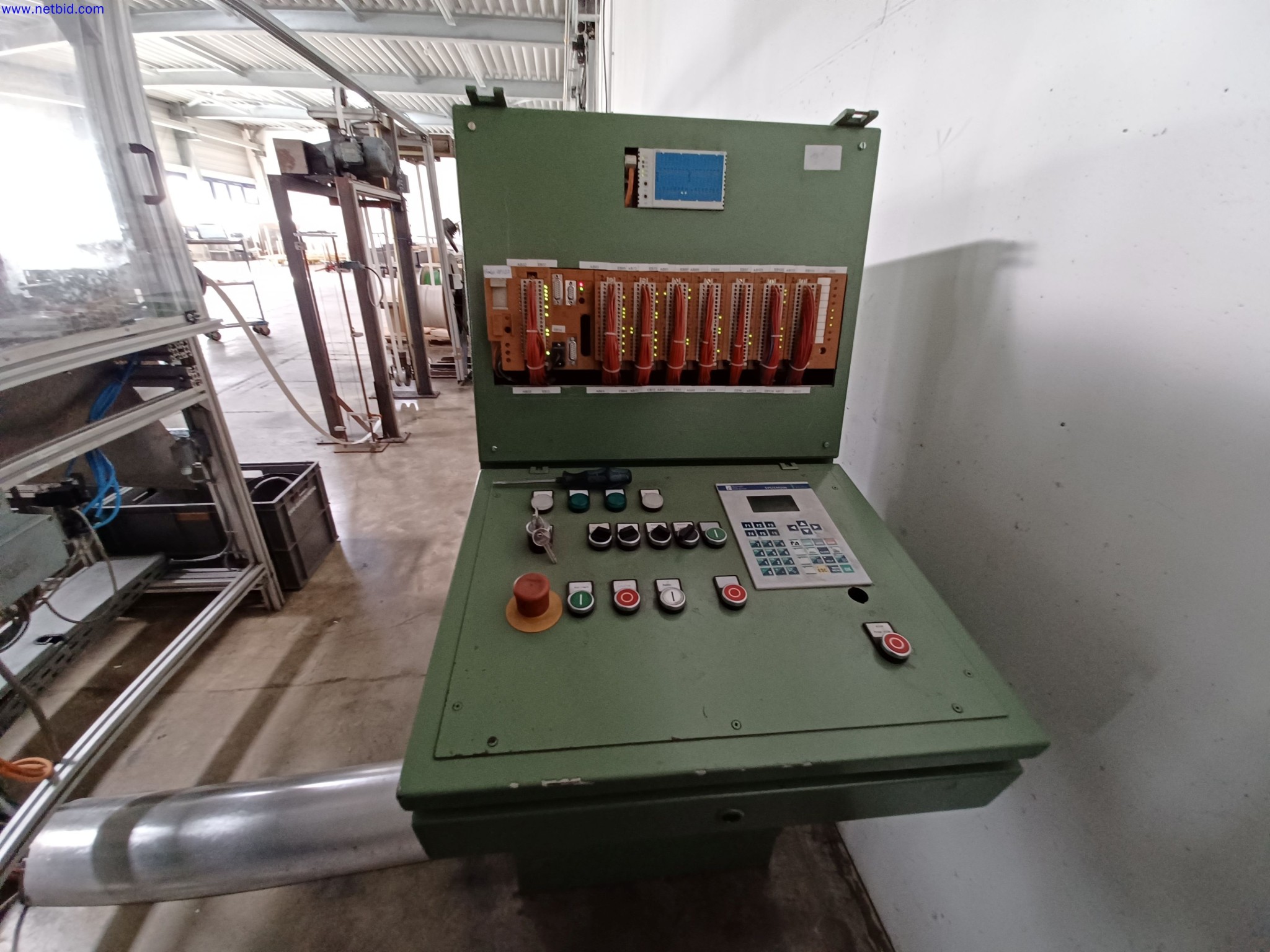 Máquinas de um fabricante de iluminação, incluindo para metalurgia com acessórios, sistema de pintura contínua, estantes de prateleiras altas, camiões industriais, veículos, equipamento informático e de escritório-10