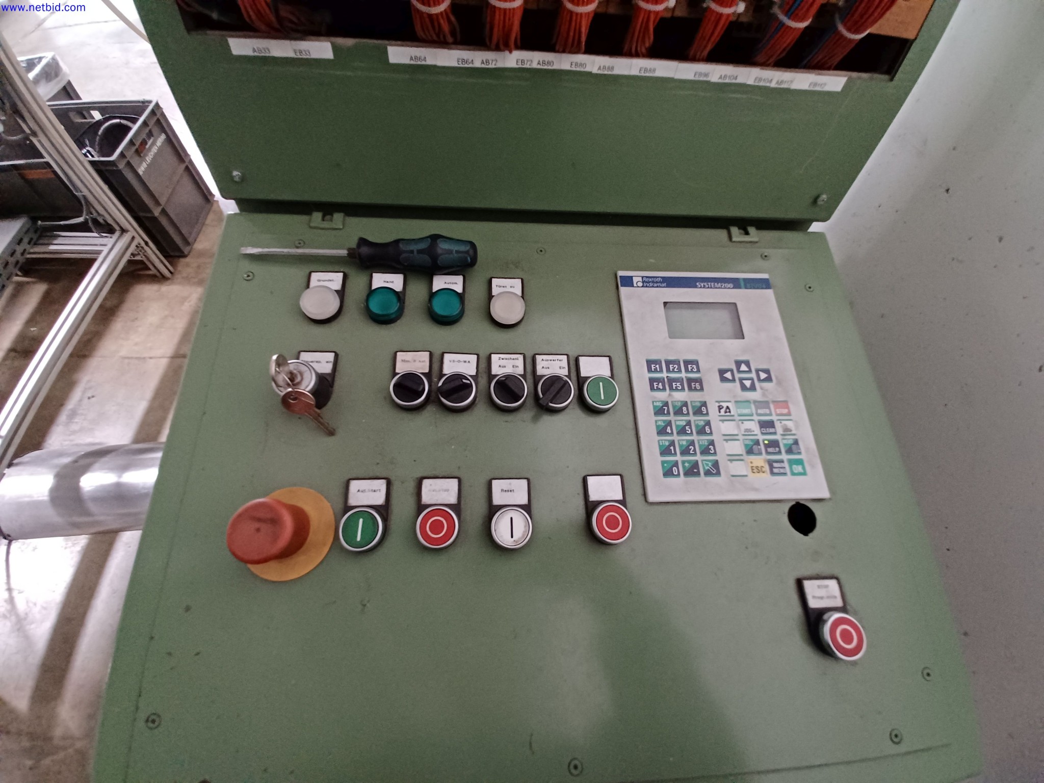 Máquinas de um fabricante de iluminação, incluindo para metalurgia com acessórios, sistema de pintura contínua, estantes de prateleiras altas, camiões industriais, veículos, equipamento informático e de escritório-11