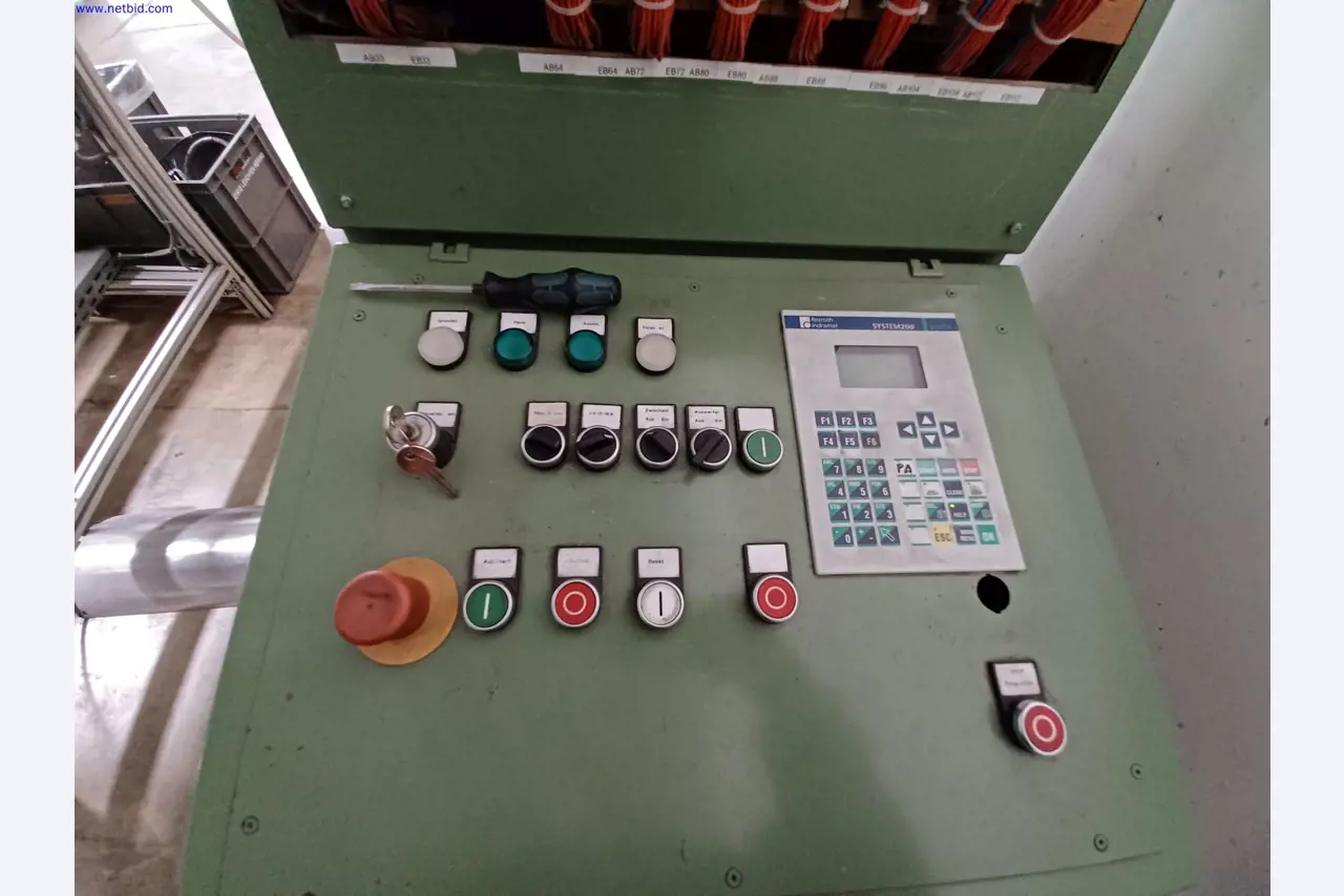 Maszyny producenta oświetlenia, w tym do obróbki metalu z akcesoriami, system ciągłego malowania, regały wysokiego składowania, wózki przemysłowe, pojazdy, sprzęt IT i biurowy-11