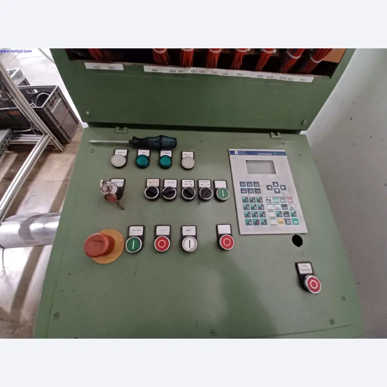 Maszyny producenta oświetlenia, w tym do obróbki metalu z akcesoriami, system ciągłego malowania, regały wysokiego składowania, wózki przemysłowe, pojazdy, sprzęt IT i biurowy-11