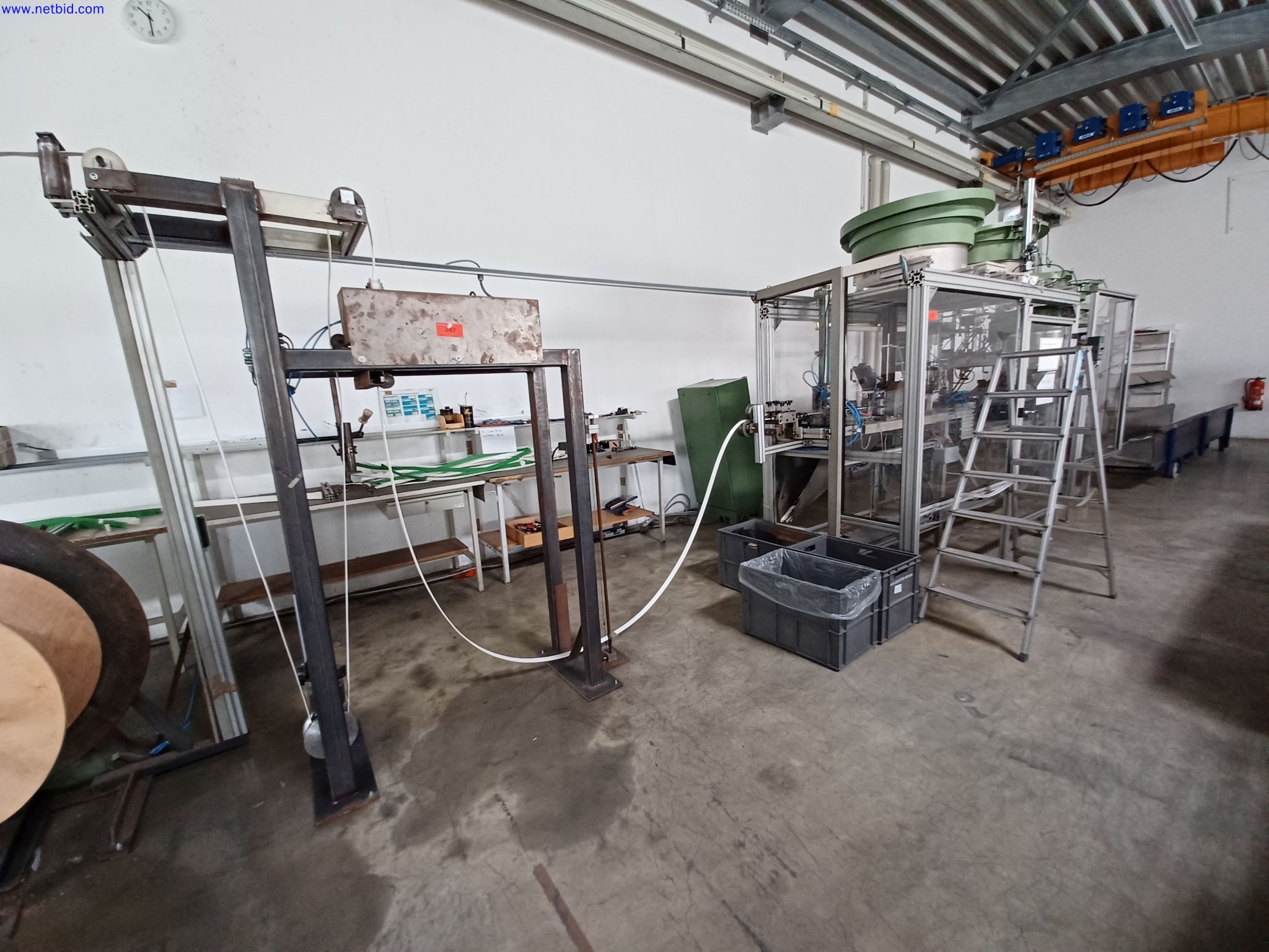 Máquinas de um fabricante de iluminação, incluindo para metalurgia com acessórios, sistema de pintura contínua, estantes de prateleiras altas, camiões industriais, veículos, equipamento informático e de escritório-1