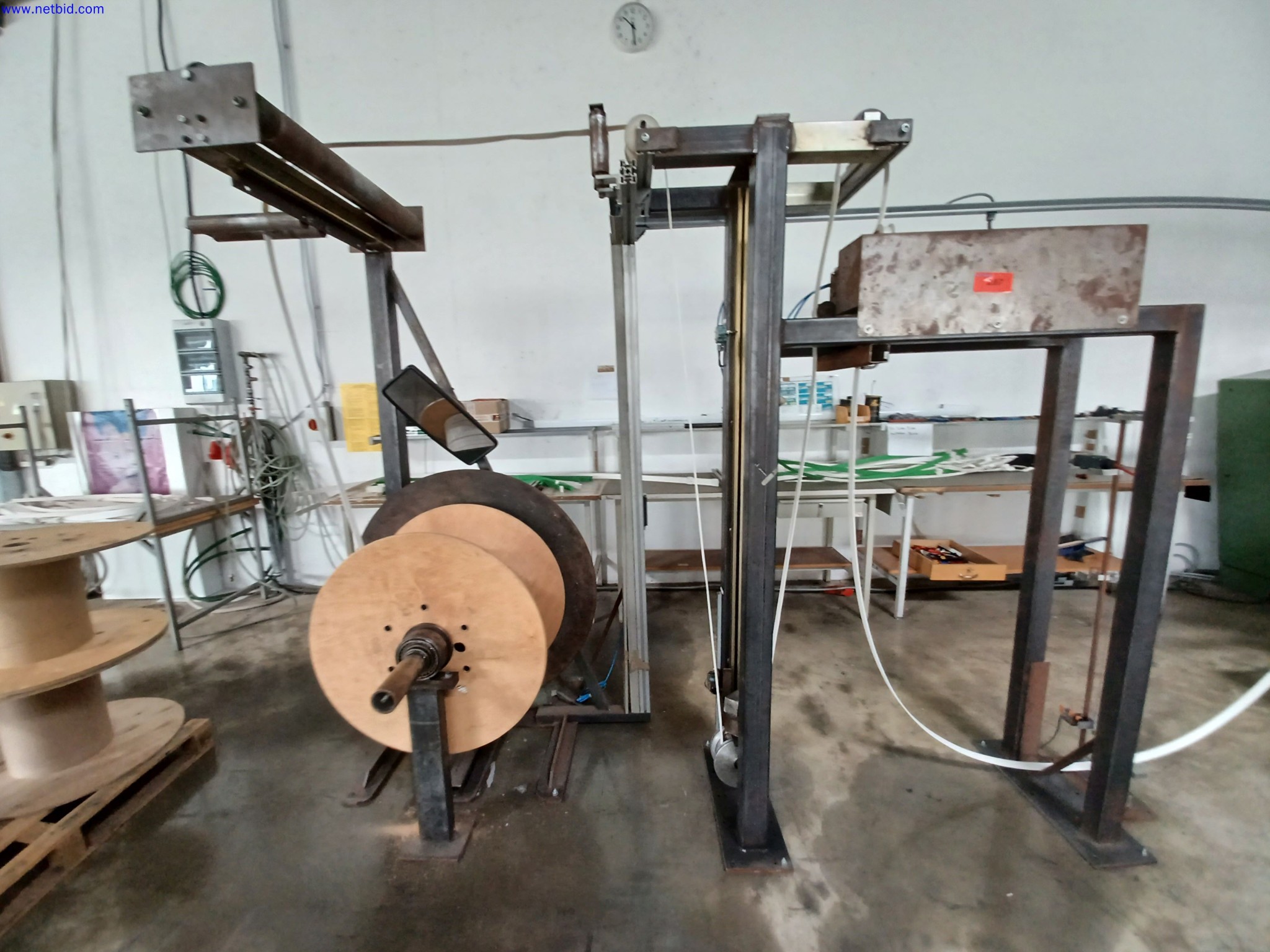 Máquinas de um fabricante de iluminação, incluindo para metalurgia com acessórios, sistema de pintura contínua, estantes de prateleiras altas, camiões industriais, veículos, equipamento informático e de escritório-2