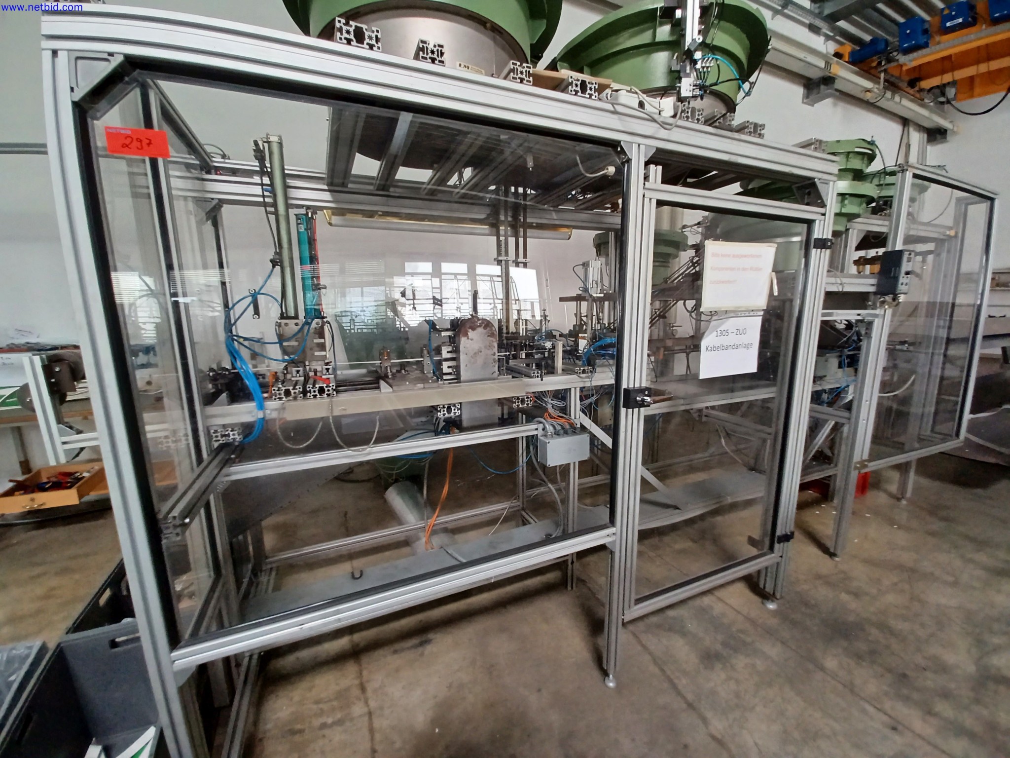 Máquinas de um fabricante de iluminação, incluindo para metalurgia com acessórios, sistema de pintura contínua, estantes de prateleiras altas, camiões industriais, veículos, equipamento informático e de escritório-3