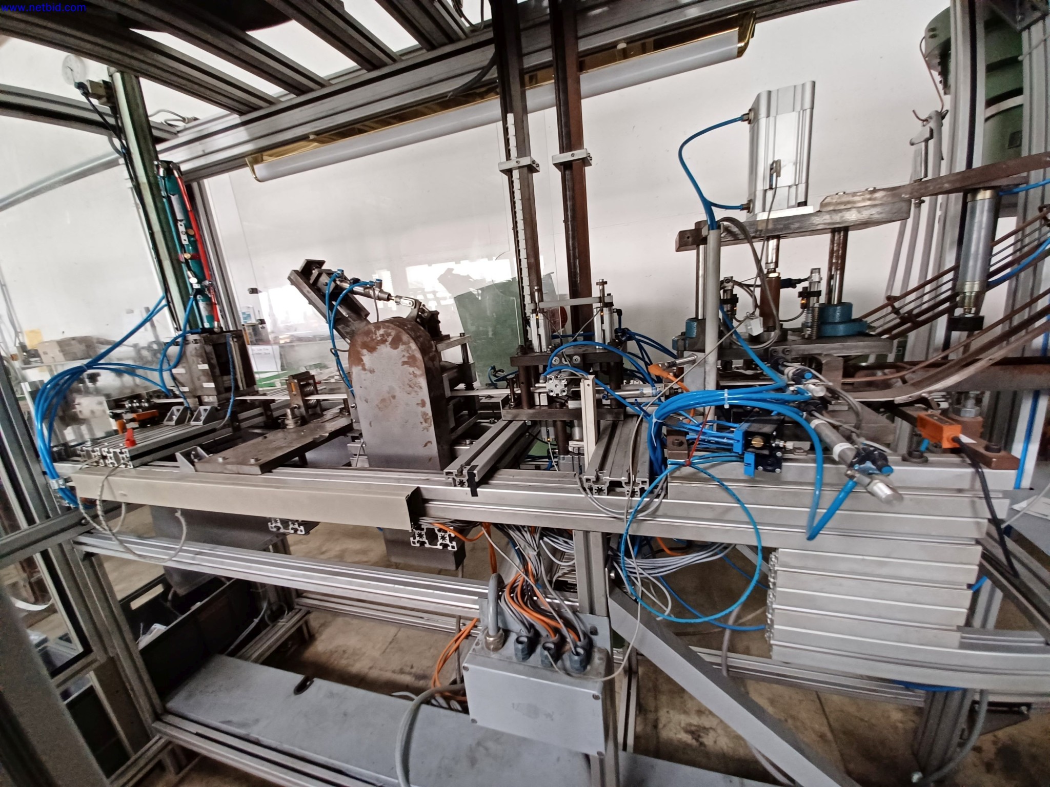 Máquinas de um fabricante de iluminação, incluindo para metalurgia com acessórios, sistema de pintura contínua, estantes de prateleiras altas, camiões industriais, veículos, equipamento informático e de escritório-4