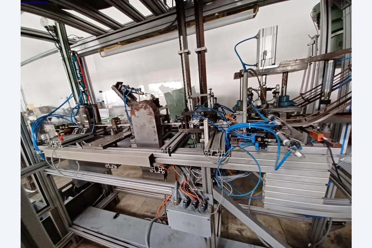 Maszyny producenta oświetlenia, w tym do obróbki metalu z akcesoriami, system ciągłego malowania, regały wysokiego składowania, wózki przemysłowe, pojazdy, sprzęt IT i biurowy-4