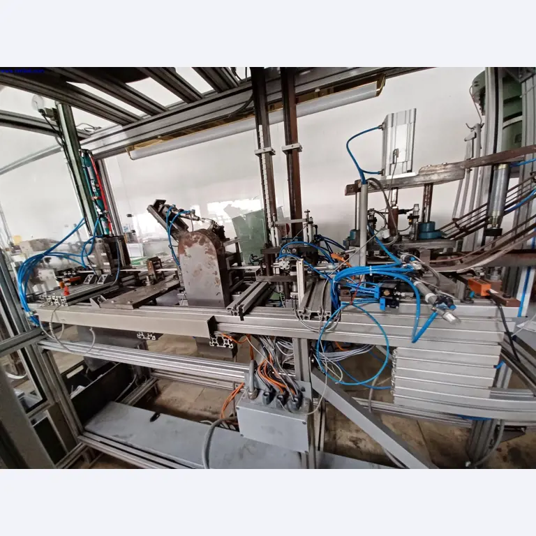 Maszyny producenta oświetlenia, w tym do obróbki metalu z akcesoriami, system ciągłego malowania, regały wysokiego składowania, wózki przemysłowe, pojazdy, sprzęt IT i biurowy-4